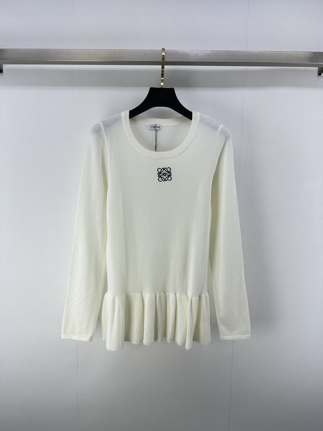 NO:455391,Loew* new details 25 The latest round neck lace long sleeves in autumn contrasting color design logo decoration Hem lace design elegant and full of quality ~ versatile and not picky 2 colors 3 codes SML, loewe, alexander wang19860909loew*上新细节 25 秋季最新圆领花边长袖 撞色设计logo装饰 下摆花边设计气质优雅满分～百搭不挑人 2色3码SML,,loewe,alexander wang,Women's clothing