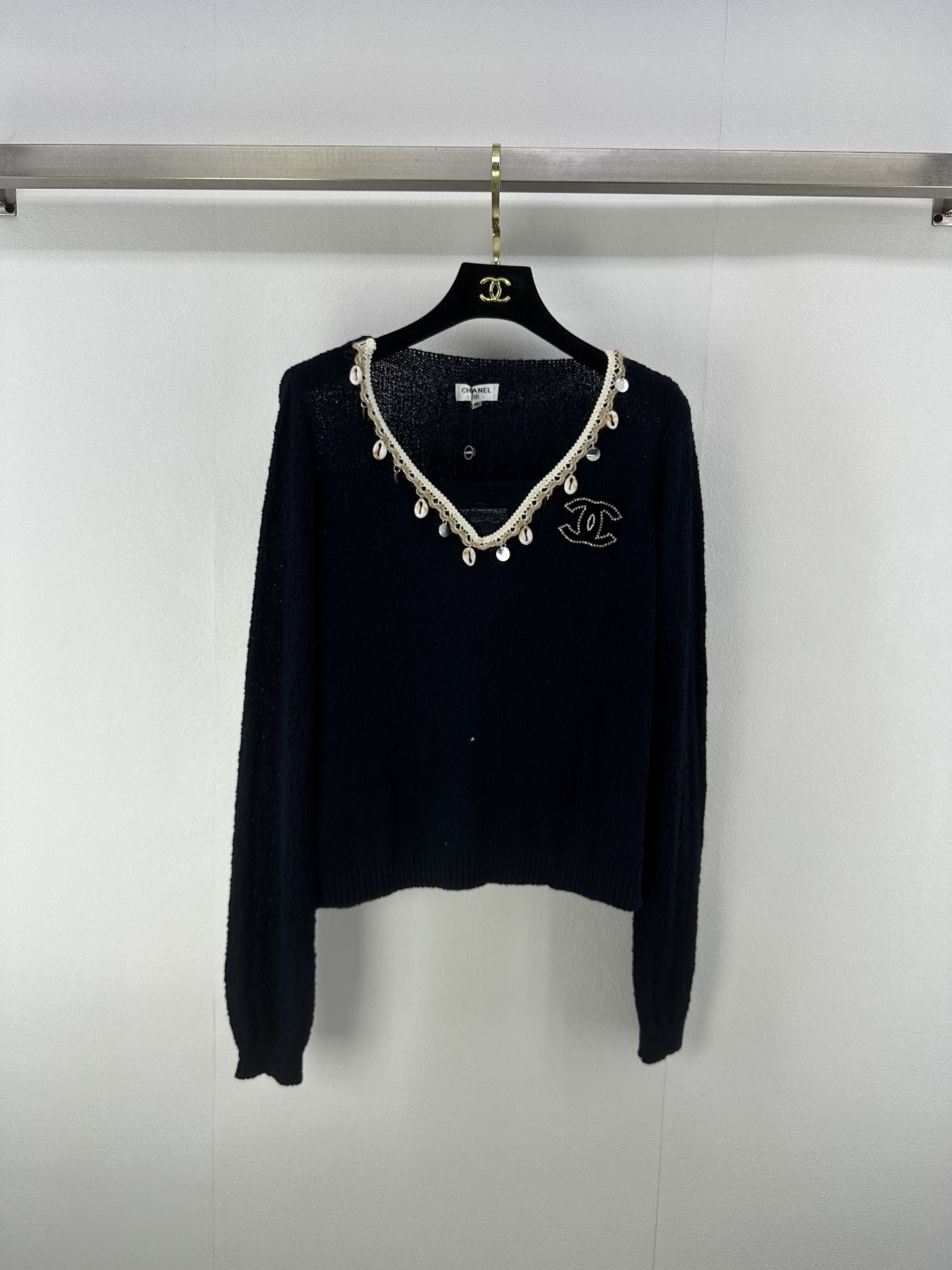 NO:455386,Chane* New details 25 Summer new shell v-neck long sleeves Neck hand-made beaded marine shells nail bead logo exquisite and fashionable, the upper body is age-reducing and simple and comfortable, versatile and not picky, 3 colors and 3 codes SML, chanel, alexander wang19860909Chane* 上新细节 25 夏季新款贝壳v领长袖 领口手工串珠海洋贝壳 钉珠logo 精致时髦 上身减龄简洁舒适 百搭不挑人 3色3码SML,,chanel,alexander wang,Women's clothing