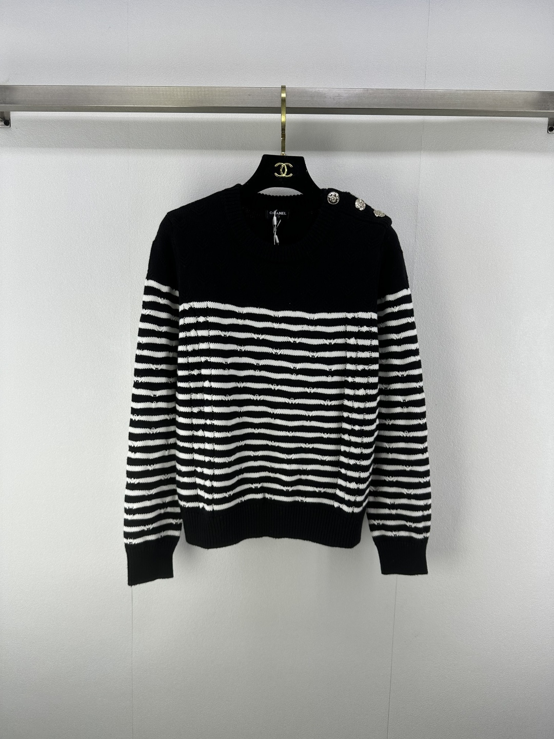 NO:455348,chane* new details 25 early autumn style naval three-dimensional Arc de Triomphe embroidered striped long sleeves!  Imported cashmere wool blend has a delicate and comfortable texture. It is elegant and casual and fairy-like and lazy little sexy to create a white, rich and beautiful temperament!  The classic round neck shoulder buckle is loose and versatile and not picky!  3 color 3 code SML, chanel, alexander wang19860909chane*上新细节 25 早秋款海军风立体凯旋门刺绣条纹长袖！进口羊绒羊毛混纺质感细腻舒适.优雅随性呈现仙气慵懒的小性感打造白富美气质单品！经典圆领肩扣宽松版型百搭不挑人！ 3色3码SML,,chanel,alexander wang,Women's clothing