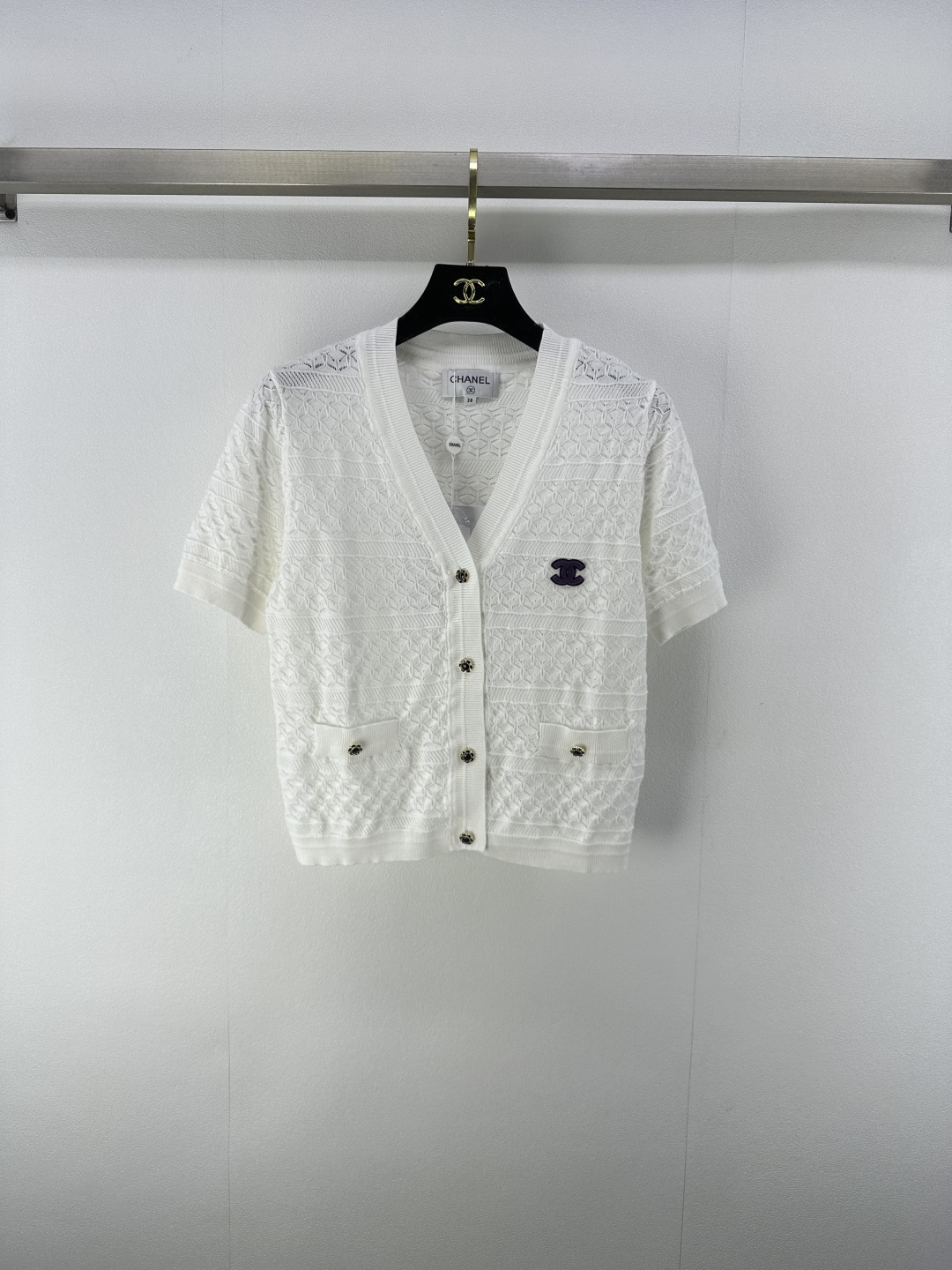 NO:455380,CHANE* New details 25 Spring and summer latest double C knitted V-neck cardigan short sleeves Customized YB imported blended knitted material Soft and delicate Texture shows the design sense Logo double C button embellishment Shows low-key brand style Skin-friendly soft and glutinous fabric Comfortable to wear The upper body shows delicate and gentle 2 colors 3 codes SML, chanel, T-shirt, alexander wang19860909CHANE* 上新细节 25 春夏最新双C针织V领开衫短袖 定制YB进口混纺针织材质 柔软细腻 纹理展现设计感 标志双c纽扣点缀 彰显低调品牌风格 亲肤软糯面料 穿着舒适 上身尽显精致温柔感 2色3码SML,,chanel,T-shirt,alexander wang,Women's clothing