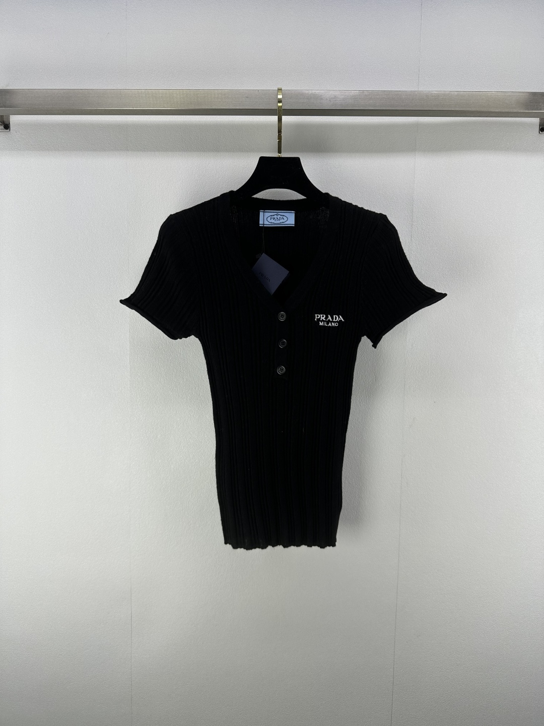 NO:455352,New details on Prad* 25 New summer v-neck short-sleeved positioning embroidery logo modification matching vertical pit strip texture upper body slimming versatile and not picky 3 colors 3 codes SML, prada, T-shirt, alexander wang19860909Prad*上新细节 25 夏季新款v领短袖 定位刺绣logo修饰搭配 竖坑条纹理上身显瘦 百搭不挑人 3色3码SML,,prada,T-shirt,alexander wang,Women's clothing