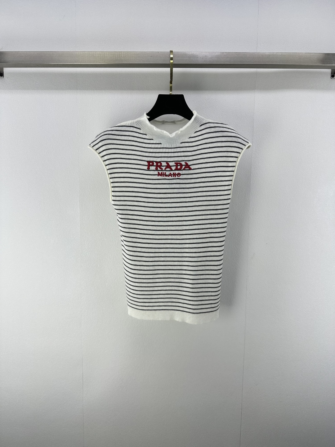 NO:455356,New details on Prad* 25 New summer striped knitted vest, round neck design is simple and elegant, brand logo embellishment, simple and advanced, suitable for a variety of dressing scenes 2 colors 3 codes, prada, alexander wang19860909Prad*上新细节 25 夏季新款条纹针织背心 圆领设计简约大方 品牌标识点缀 简约又高级 适配多种穿搭场景 2色3码SML,,prada,alexander wang,Women's clothing