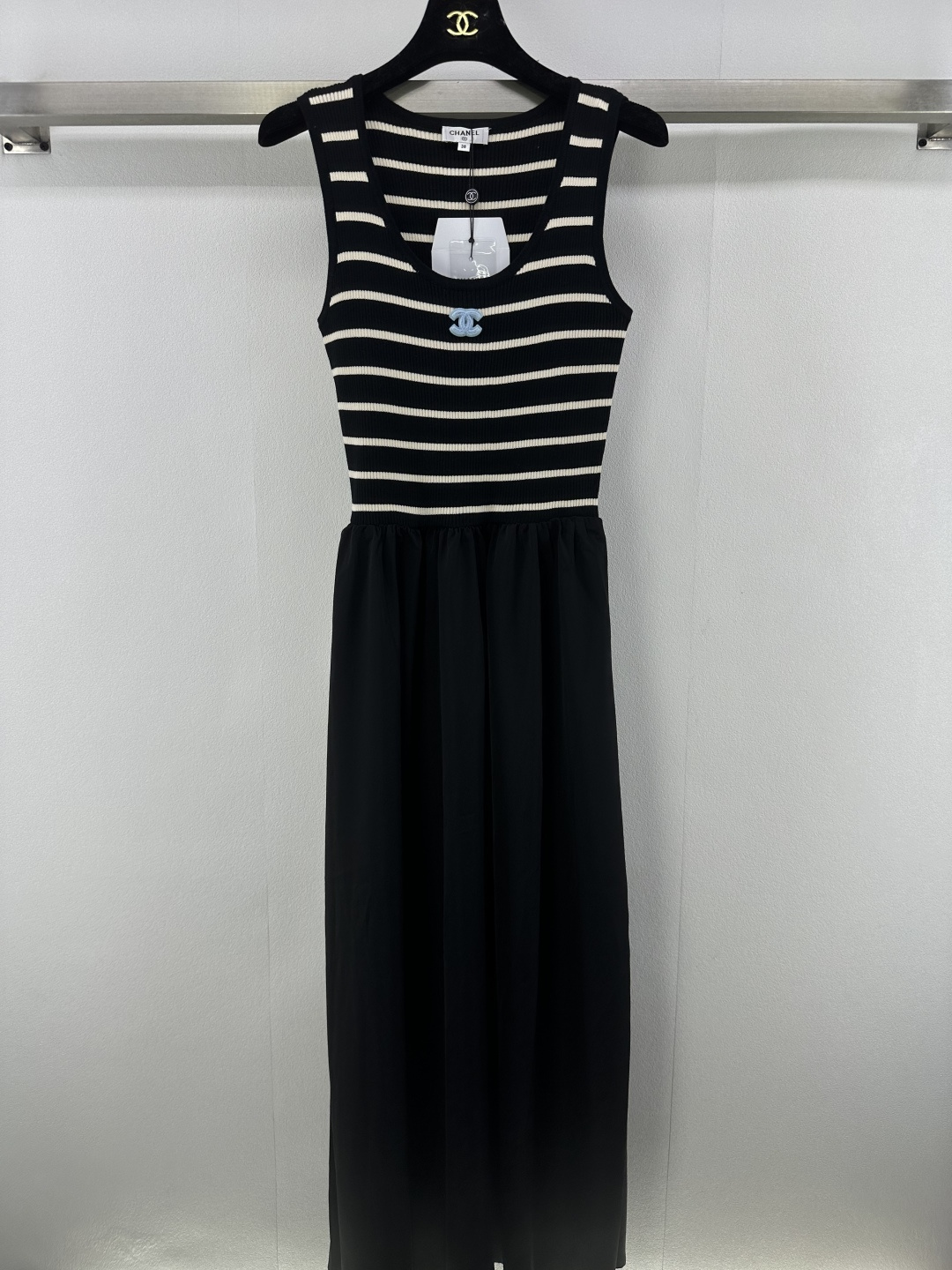 NO:455359,Chane *New details 25 New summer vest splicing dress Vest dress that combines coolness and sportiness The design of the lapel vest can better highlight the body proportions, slim and slim, minimalist style is not fancy nor complicated to match with fashionable 1 color 3 size SML, chanel, skirts, alexander wang19860909Chane *上新细节 25 夏季新款背心拼接连衣裙 兼具时馨与运动感的背心连衣裙 翻领背心的设计更能凸显身材比例 修身显瘦 极简风格不花哨也不复杂搭配时髦 1色3码SML,,chanel,skirts,alexander wang,Women's clothing