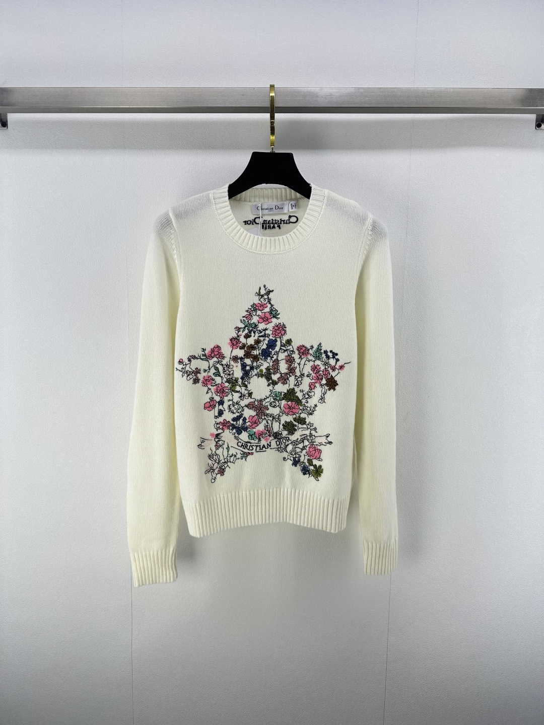 NO:455400,New details on Dio* 25 New round neck embroidered five-pointed star pullover sweater in summer Customized YB cashmere wool yarn weaving high-quality texture Comfortable and soft Round neck long-sleeved sweater tailoring The neck cuffs wide threaded edges echo the hem of the hem Large area of ​​floral elements hook-flower embroidery outlined into five-pointed star outline rich colors and beautiful styles. The flower letters are embellished during the period to show advanced positioning and fashionable tone. The regular style of the front shoulder style creates a literary atmosphere and makes the style more durable and versatile. 1 color and 3 codes SML, dior, sweaters, alexander wang19860909Dio*上新细节 25 夏季新款圆领刺绣五角星套头毛衣 定制YB羊绒羊毛纱线织造 质感高级 舒适柔软 圆领长袖毛衣剪裁 领口袖口宽螺纹包边与衣摆相呼应 大面积花叶元素钩花刺绣铺陈 勾勒成五角星轮廓 色彩丰富风格清丽 期间点缀花体字母 彰显高级定位和时尚调性 正肩款常规版型 打造文艺氛围感 让风格更耐看百搭 1色3码SML,,dior,sweaters,alexander wang,Women's clothing