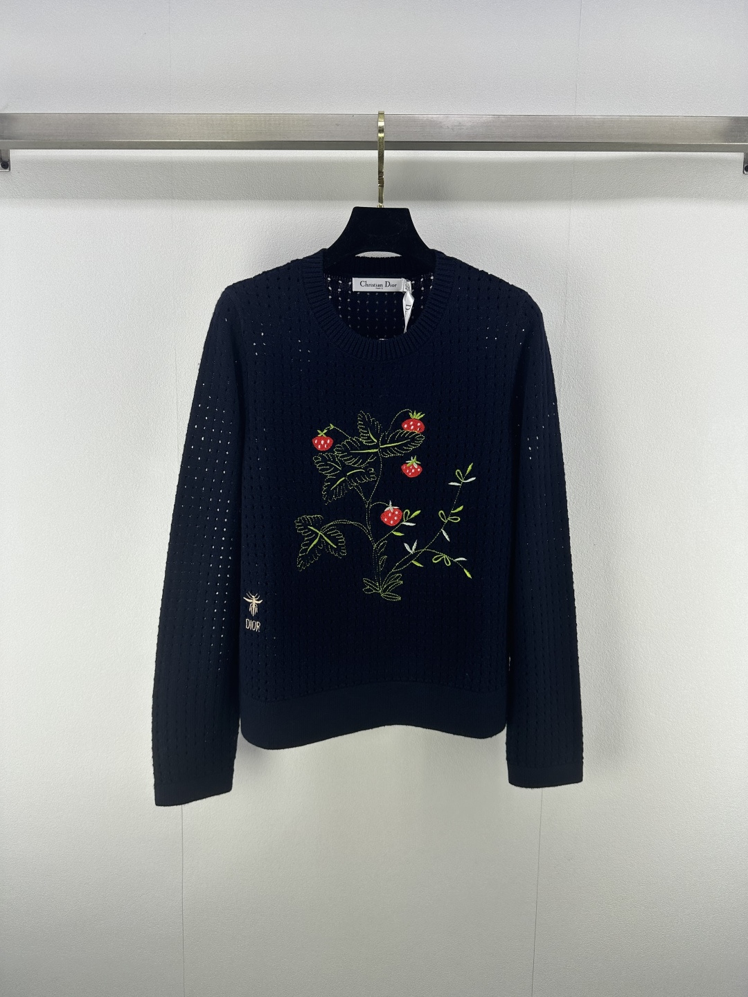 NO:455374,Dio* New details 25 Early autumn new embroidered strawberry long-sleeved sweater exquisite embroidery craftsmanship shoulder design slimming and thin shoulders Hollow texture of the body, lively and age-reducing, useless and not picky for people 2 colors 3 sizes SML, dior, sweaters, alexander wang19860909Dio* 上新细节 25 早秋新款刺绣草莓长袖毛衣 精致刺绣工艺 正肩设计 显瘦显肩薄 衣身镂空纹理 上身活泼又减龄 白搭不挑人 2色3码SML,,dior,sweaters,alexander wang,Women's clothing