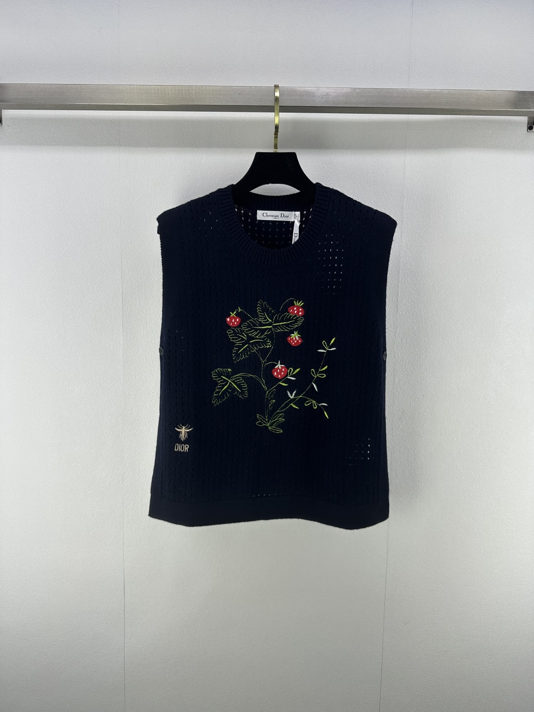 NO:455377,Dio* New details 25 Early autumn new embroidered strawberry vest exquisite embroidery craftsmanship positioning logo lock edges slimming and thin shoulders Hollow texture of the body, lively and age-reducing upper body, not picky with people 2 colors 3 codes SML, dior, alexander wang19860909Dio* 上新细节 25 早秋新款刺绣草莓背心 精致刺绣工艺 定位logo锁边 显瘦显肩薄 衣身镂空纹理 上身活泼又减龄 白搭不挑人 2色3码SML,,dior,alexander wang,Women's clothing