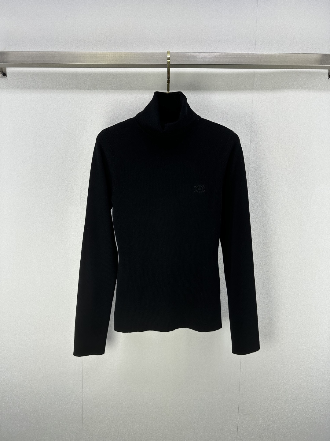 NO:456174,Celin* new details 25 Early autumn official website new product classic slim high neck long sleeves!  Imported 16-pin pit strip craftsmanship, soft, glutinous and delicate, low-key embroidery logo, fashionable and high-end!  A must-have item for inner wear in autumn and winter!  3 color 3 code SML, celine, alexander wang19860909Celin*上新细节 25 早秋官网新品经典修身高领长袖！进口16针坑条工艺,软糯细腻,低调刺绣logo 时髦又高级！秋冬内搭神器必入单品！ 3色3码SML,,celine,alexander wang,Women's clothing