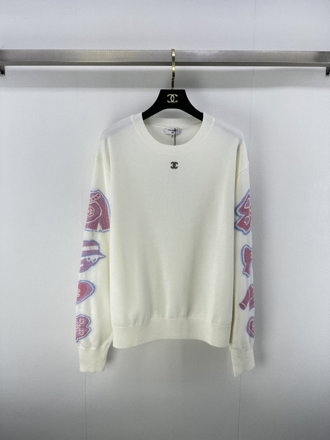 NO:456145,Chane* new details 25 The new autumn round neck long sleeves positioning logo is exquisite, luxurious and eye-catching. The various jacquard patterns on the arms perfectly interpret the logo, full of high-end feeling, sweet and cool girl handsome and casual temperament!  2 colors 3 codes SML, chanel, alexander wang19860909Chane*上新细节 25 秋季新款圆领长袖 定位logo精致奢华又吸睛,手臂多种提花图案完美诠释标示性,入眼满满的高级感,甜酷风少女帅气随性气质！ 2色3码SML,,chanel,alexander wang,Women's clothing