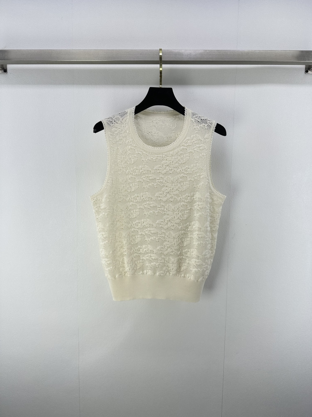 NO:456155,Chloe* new details 25 Autumn new knitted round neck hollow cardigan vest Custom logo buttons Simple and luxurious style Delicate knitted texture Delicate hollow embellishment Soft and skin-friendly, easy to control various occasions 1 color 3 codes SML, chloe, loewe, alexander wang19860909Chloe*上新细节 25 秋季新款针织圆领镂空开衫背心 定制logo纽扣 简约中彰显奢华格调 细腻针织纹理 精致镂空点缀 触感柔软亲肤 轻松驾驭多样场合 1色3码SML,,chloe,loewe,alexander wang,Women's clothing