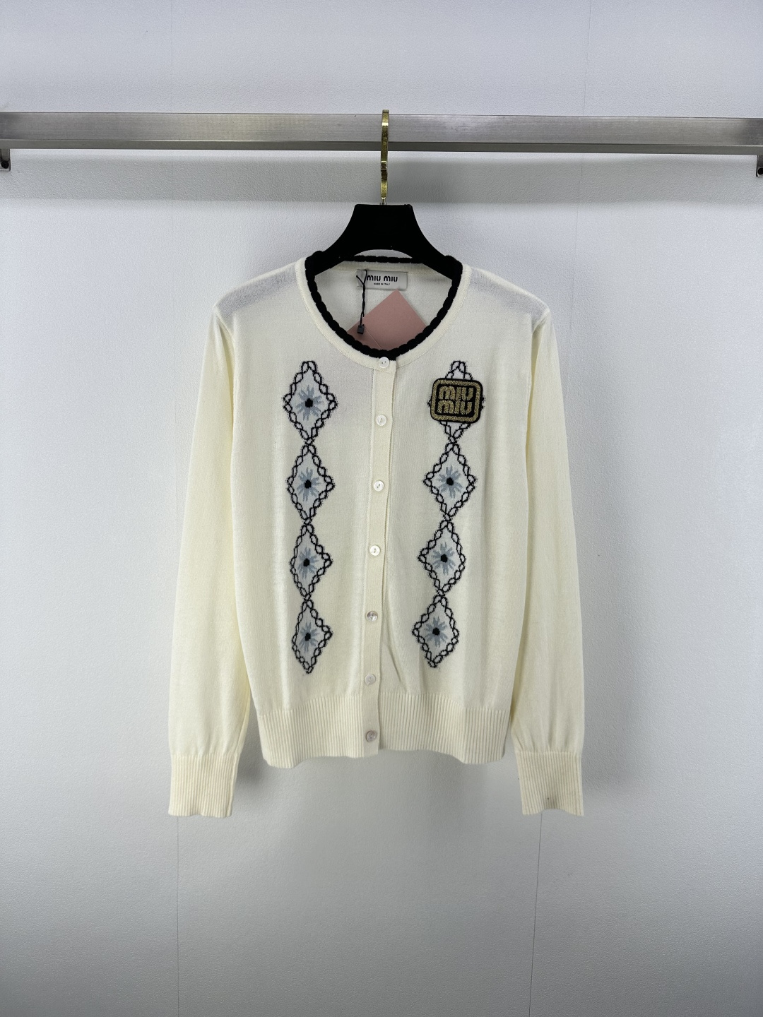 NO:456151,Miumi* New Details 25 The latest contrasting diamond knitted round-neck lace cardigan for autumn!  The diamond pattern is very touching with a big brand!  Giant high-end color scheme, logo embellishments are easy to attract attention, and the celebrity girl is elegant and high-end!  The universal and versatile version makes the upper body look slimming!  2 colors 3 codes SML, miumiu, alexander wang19860909Miumi* 上新细节 25 秋季最新撞色菱格针织圆领花边开衫！菱格图案搭配大牌感十足！巨高级配色,logo点缀轻松吸引眼球,名媛少女优雅又高级！万能百搭版型上身巨显瘦！ 2色3码SML,,miumiu,alexander wang,Women's clothing