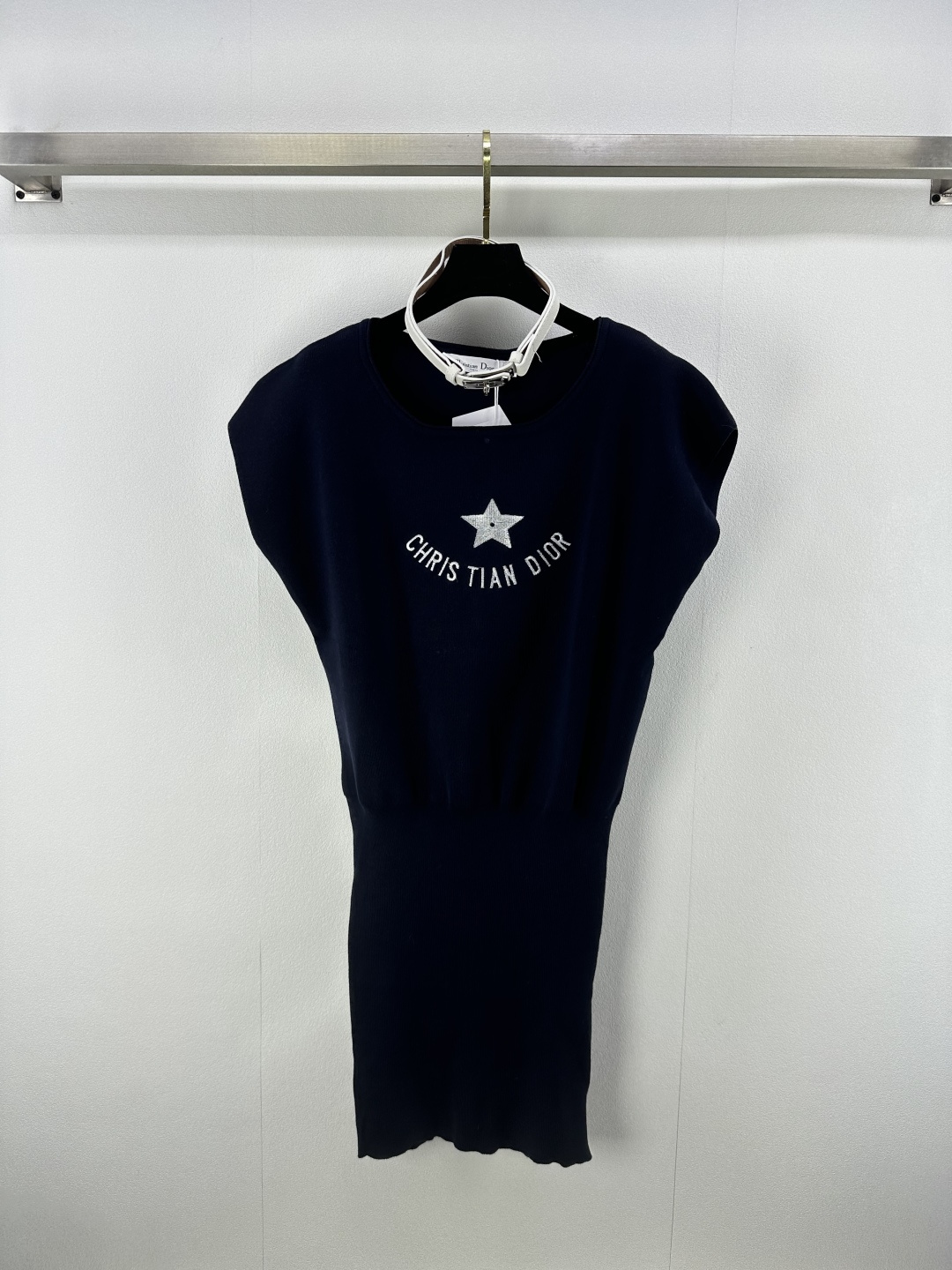 NO:458011,Dio* new details 25 Summer new round neck belt vest skirt, five-pointed star logo embroidery on the chest, the finishing touch of the belt, fashionable temperament, easy to control in various occasions, special flesh hidden over the knee, the length of the body can also lengthen the visual sense of the figure, the lower body closes to show the figure, the sense of detail is online, 3 colors and 3 sizes SML,,dior, skirts,alexander wang19860909Dio*上新细节 25 夏季新款圆领腰带背心裙 胸前五角星logo刺绣 腰带点睛之笔 时髦气质 各种场合轻松驾驭 过膝特别藏肉 衣身长度还可以拉长身材视觉感 下半身收口显身材 细节感在线 3色3码SML,,dior,skirts,alexander wang,Women's clothing