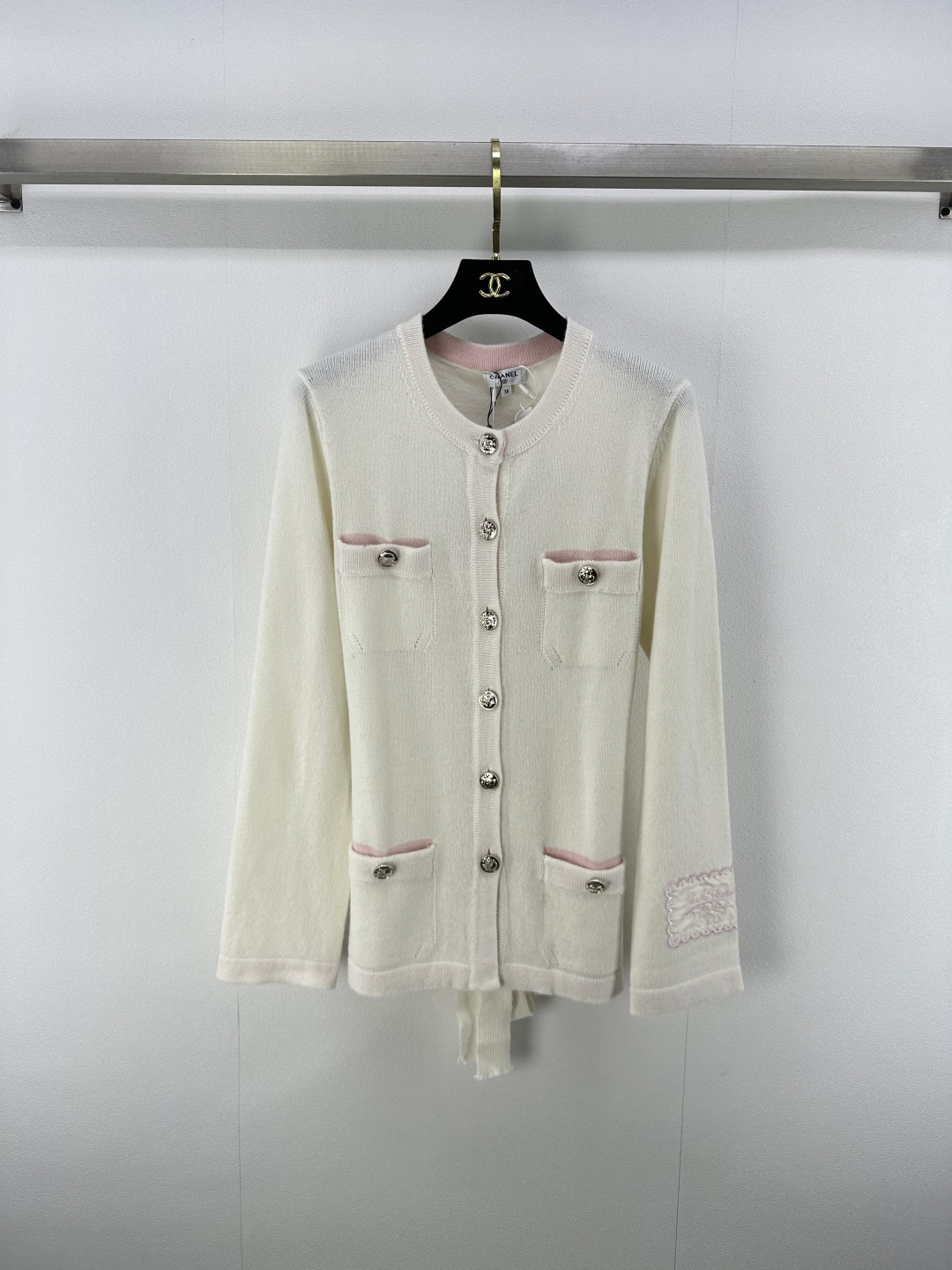 NO:456655,Chane* new details 25 Early autumn new contrasting round neck cardigan long sleeves Four-pocket decoration YB custom mold opening multi-patterned letter logo button embellishment cuff lace logo lace waist design slimming and covering flesh high-end fashionable and versatile. Little fragrance girls must enter 2 colors 3 sizes SML, chanel, alexander wang19860909Chane*上新细节 25 早秋新款撞色圆领开衫长袖 四口袋装饰yb定制开模 多图案字母logo纽扣点缀 袖口蕾丝徽标 系带收腰设计显瘦遮肉 高级时髦又百搭 小香女孩必入 2色3码SML,,chanel,alexander wang,Women's clothing