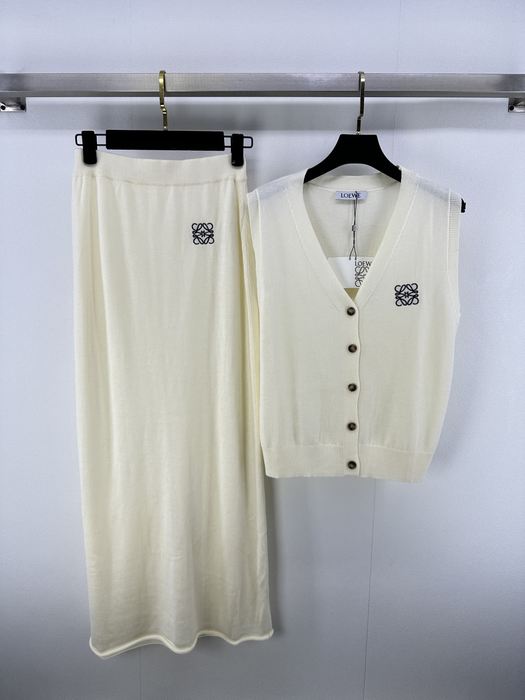 NO:456680,Loew* new details 25 Summer new French retro vacation style suit v-neck cardigan vest + slit long skirt Set with an atmosphere sense Classic solid color tone Full of high-end feeling Gentle and romantic Simple sleeveless top style One set of upper body has an old-fashioned style One set of upper body really looks good 2 colors 3 size SML, loewe, skirts, alexander wang19860909Loew*上新细节 25 夏季新款法式复古度假风套装 v领开衫背心+开叉长裙 自带氛围感的套装 经典纯色基调 高级感满满 温柔浪漫 简洁的无袖上衣款式 一套上身有种老钱风感觉 一套上身是真的好好看 2色3码SML,,loewe,skirts,alexander wang,Women's clothing