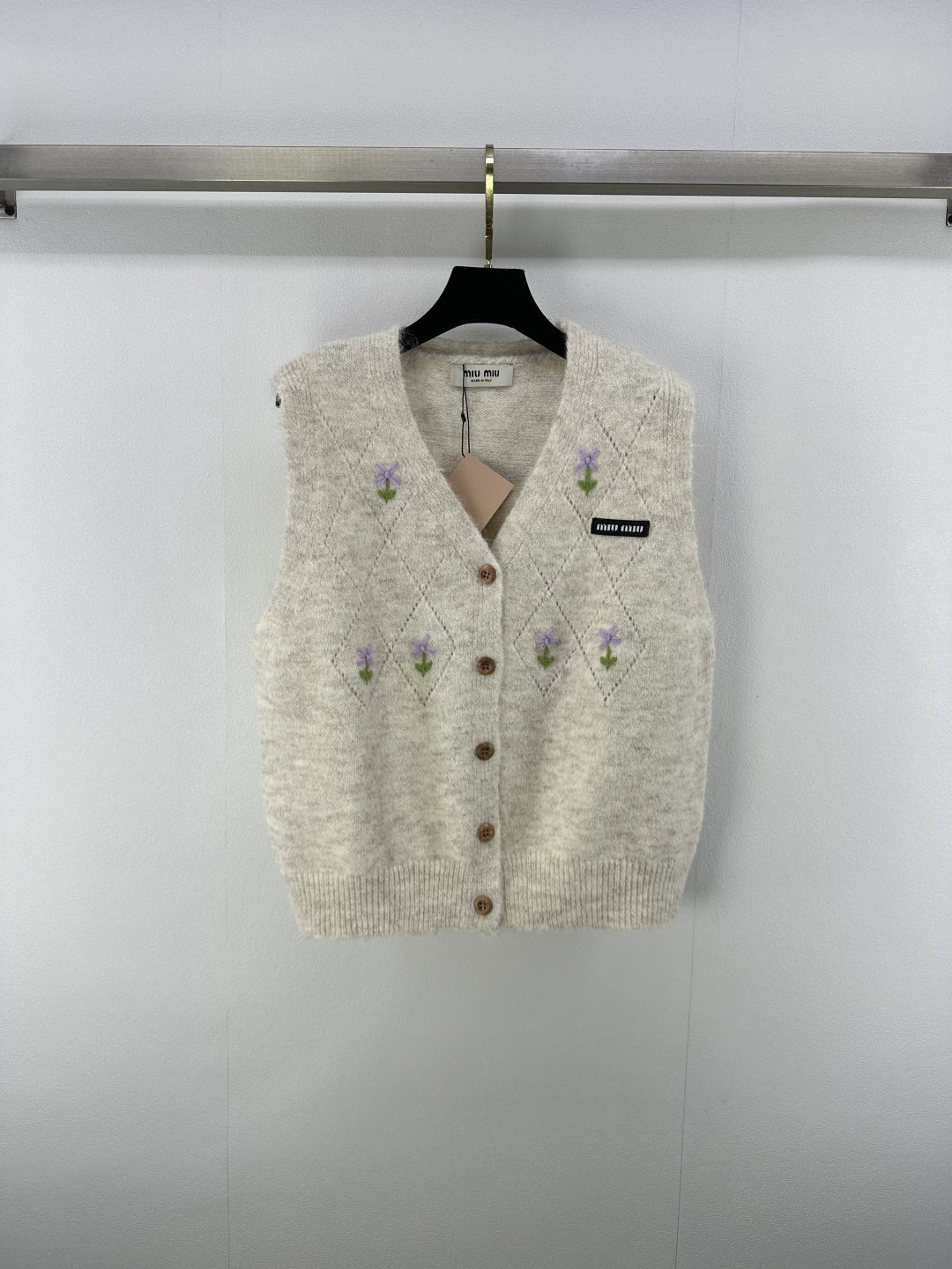 NO:458020,Miumi* new details 25 Autumn new V-neck three-dimensional cardigan vest, body flowers and diamond texture craftsmanship, fabric comfortable and breathable, essential items for girls, 2 colors and 3 sizes, SML, miumiu, alexander wang19860909Miumi*上新细节 25 秋季新款v领立体开衫背心 衣身花朵与菱格纹理工艺 面料舒适透气性强 女孩必备单品 2色3码SML,,miumiu,alexander wang,Women's clothing