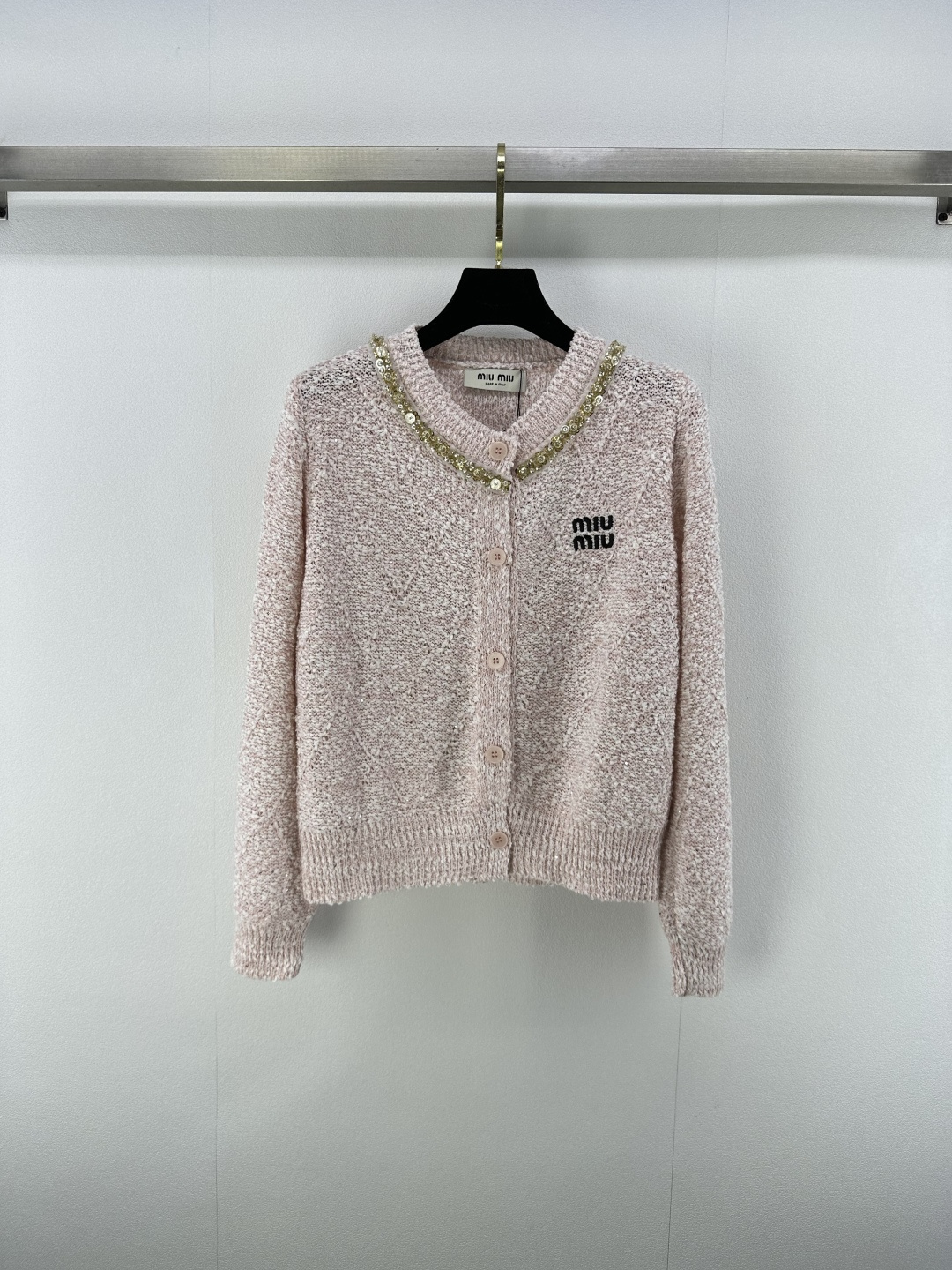 NO:456169,MiuMi* New Details 25 New Autumn Heavy Industry Beaded Cardigan Long Sleeve!  The beaded decoration has always been aging-reducing exquisite style, hand-made beaded collar, and beaded sheets of the body are super invincible and exquisite!  2 colors 3 codes SML, miumiu, alexander wang19860909MiuMi*上新细节 25 秋季新款重工钉珠开衫长袖！钉珠装饰一贯的减龄精致版型,手工钉珠衣领,衣身珠片穿插 超级无敌重工精致！ 2色3码SML,,miumiu,alexander wang,Women's clothing