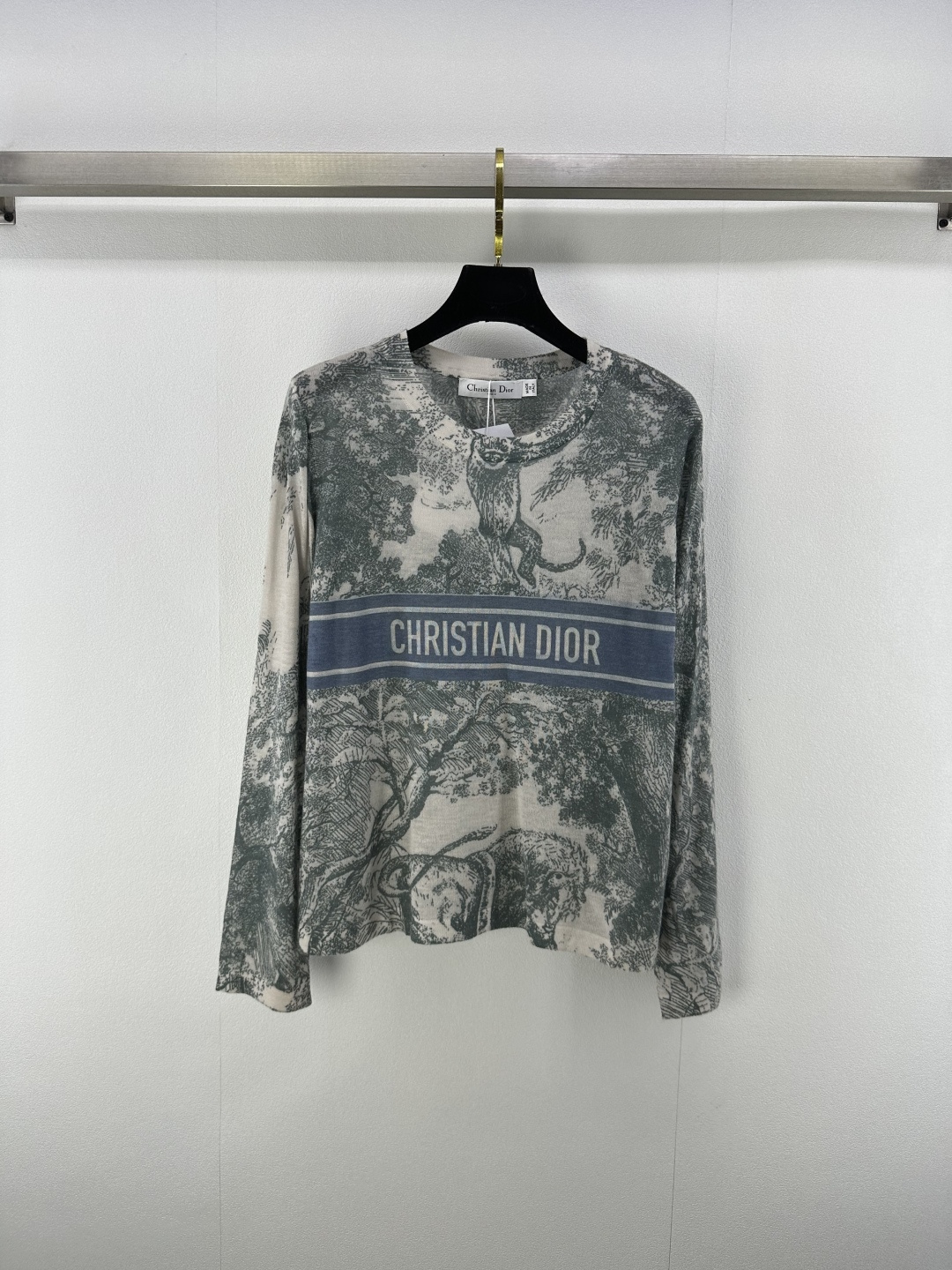 NO:456632,Dio* New details 25 Autumn new style jungle animal elements pattern positioned jacquard long sleeves, a fresh temperament goddess that directly hits the heart, original custom imported wash water Meinu wool material is light and comfortable. The classic style is not picky for people, the upper body looks slim and tall!  1 color 3 code SML, dior, alexander wang19860909Dio*上新细节 25 秋季新款茹伊丛林动物元素图案定位提花长袖 直戳心灵的清新气质女神,原版定制进口洗水美丽奴羊毛材质轻盈舒适.经典版型不挑人上身显瘦又高挑！ 1色3码SML,,dior,alexander wang,Women's clothing