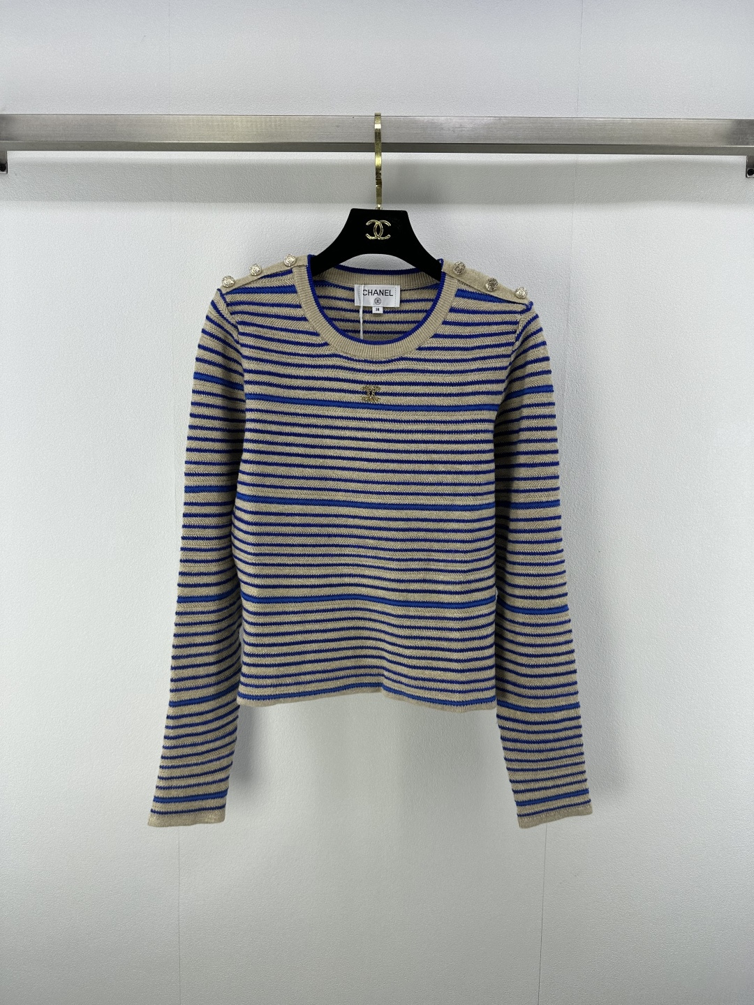 NO:456149,Chane* new details 25 New autumn and winter knitted striped blue silk shoulder button long sleeves, classic double C metal logo embellishment, high-end feel, cashmere gold silk fabric shines against blue, a style that is not greasy to look at!  1 color 3 code SML, chanel, alexander wang19860909Chane*上新细节 25 秋冬新款针织条纹蓝丝肩扣长袖 经典双C金属logo点缀 高级感拉满 羊绒金丝面料撞蓝色闪闪发亮 百看不腻的款式！ 1色3码SML,,chanel,alexander wang,Women's clothing