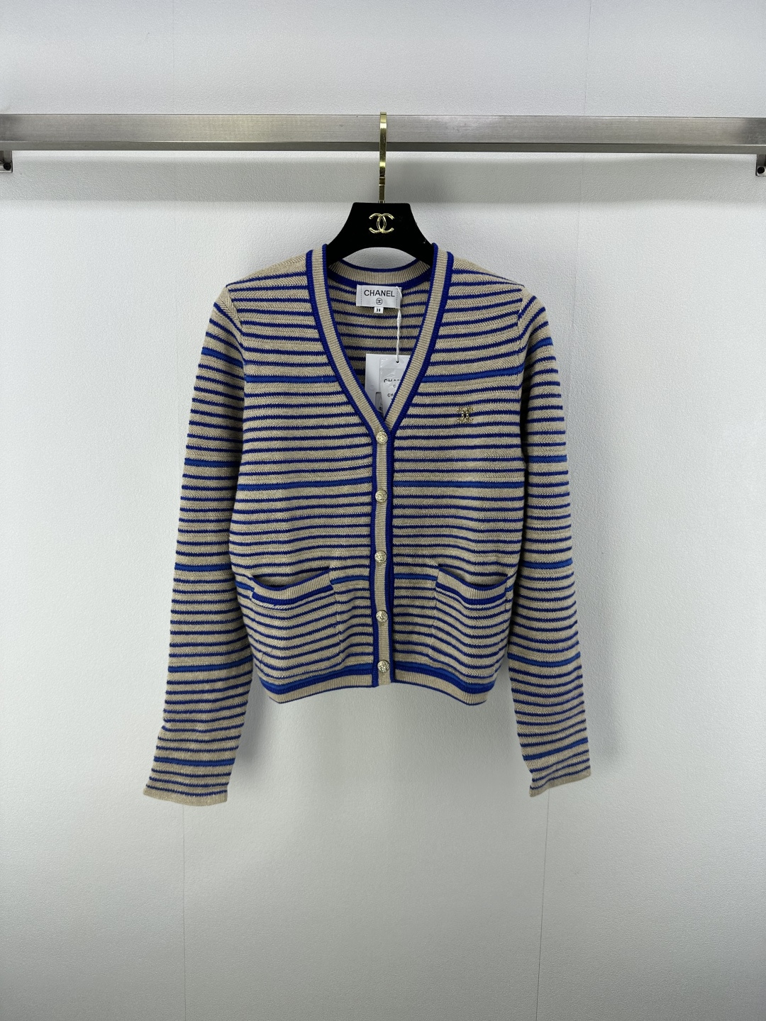 NO:456154,Chane* new details 25 New knitted striped long-sleeved cardigan in autumn and winter, classic double C metal logo embellishment, full of high-end feel, cashmere gold silk fabric shines against blue, a style that is not greasy to look at!  1 color 3 code SML, chanel, alexander wang19860909Chane*上新细节 25 秋冬新款针织条纹长袖开衫 经典双C金属logo点缀 高级感拉满 羊绒金丝面料撞蓝色闪闪发亮 百看不腻的款式！ 1色3码SML,,chanel,alexander wang,Women's clothing