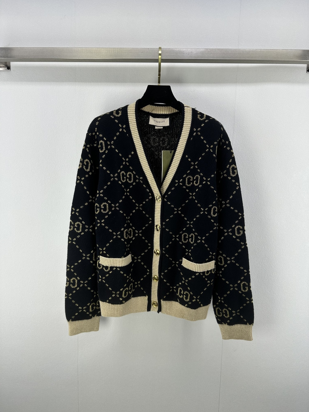 NO:456159,Gucc* new details 25 New autumn logo jacquard v-neck cardigan unlocks fashion password Gold thread high-end and fashionable classic element letters are always worn, very durable and versatile and timeless, full of temperament 1 color 3 code SML, gucci, alexander wang19860909Gucc*上新细节 25 秋季新款满身logo提花v领开衫解锁时尚密码 金丝线高级又时髦 经典元素字母穿搭永久不衰 非常耐看百搭而永不过时 气质满满 1色3码SML,,gucci,alexander wang,Women's clothing