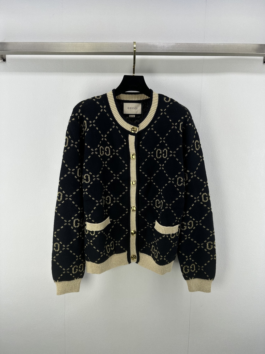 NO:456164,New details on Gucc* 25 New autumn logo jacquard round neck cardigan unlocks fashion password Gold thread high-end and fashionable classic element letters are always popular, very pleasing and versatile and never out of time, full of temperament 1 color 3 code SML, gucci, alexander wang19860909Gucc*上新细节 25 秋季新款满身logo提花圆领开衫解锁时尚密码 金丝线高级又时髦 经典元素字母穿搭永久不衰 非常耐看百搭而永不过时 气质满满 1色3码SML,,gucci,alexander wang,Women's clothing