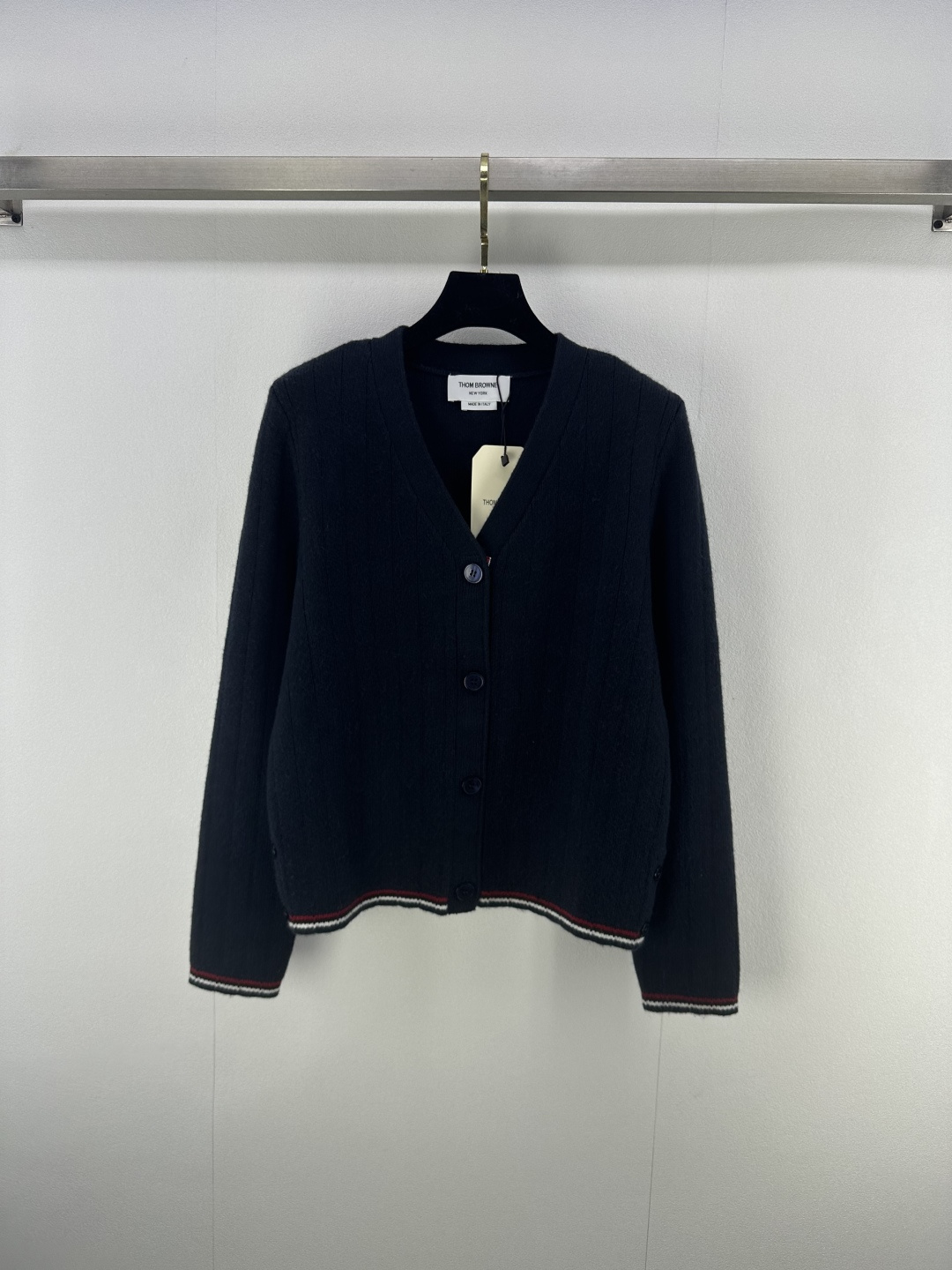 NO:456668,TB* new details 25 Autumn new knitted v-neck cardigan long sleeves, inter-cuff striped edges, classic brand red label embellishment, classic fashionable commuting and versatile 2 colors 3 codes SML,,alexander wang19860909TB*上新细节 25 秋季新款针织v领开衫长袖 袖口间色条纹包边 经典品牌红标点缀 经典时髦通勤百搭 2色3码SML,,alexander wang,Women's clothing