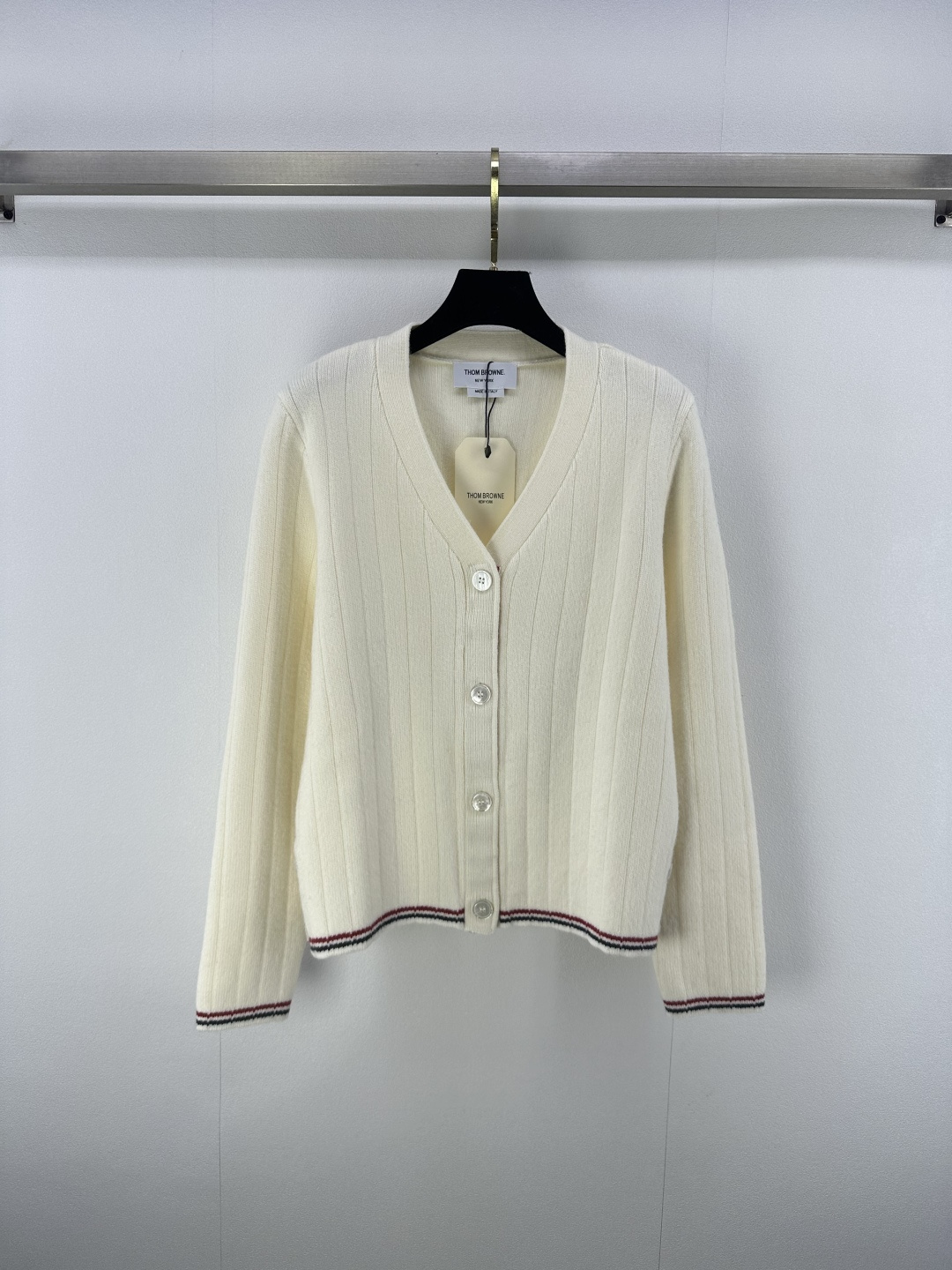 NO:456674,TB* new details 25 Autumn new knitted v-neck cardigan long sleeves, inter-cuff striped edges, classic brand red label embellishment, classic fashionable commuting and versatile 2 colors 3 codes SML.,,alexander wang19860909TB*上新细节 25 秋季新款针织v领开衫长袖 袖口间色条纹包边 经典品牌红标点缀 经典时髦通勤百搭 2色3码SML.,,alexander wang,Women's clothing