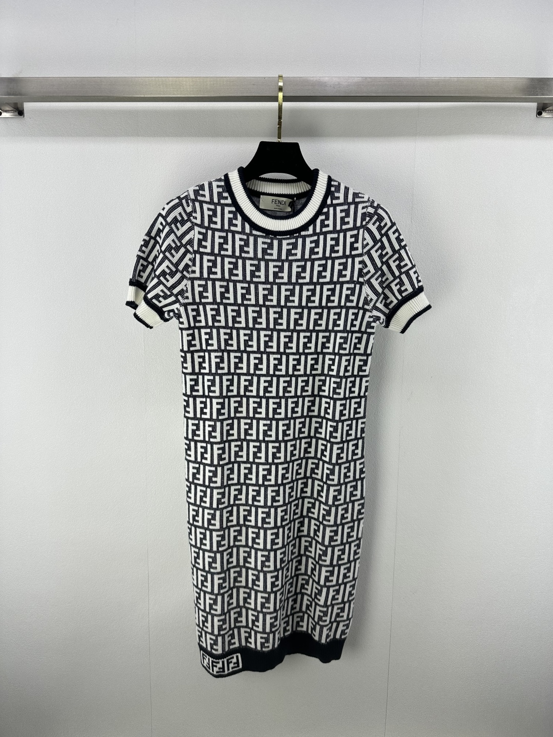 NO:456641,FEND* New Details 25 Early Fall Latest Alphabet Jacquard Knit Short Sleeve Dress!  Customized wool yarn weaving, high-quality and breathable texture, knitted short-sleeved skirt tailoring, the whole body uses fine crochet texture to outline the letter jacquard pattern to highlight the high-end feeling of outfit. The neckline hem is narrowed with elastic pit strips and threads. The design maintains a unified tone. The overall look is high-end and casual, highlighting the light luxury and fashionable temperament. The slim fit style makes the temperament suitable for retro and fashionable temperament!  2 color 3 code SML, fendi, skirts, T-shirt, alexander wang19860909FEND* 上新细节 25 早秋最新字母提花针织短袖连衣裙！定制羊毛纱线织造 质感高级透气 针织短袖裙剪裁 通体利用细密钩针肌理勾勒字母提花图案 凸显穿搭高级感 领口衣摆以弹力坑条螺纹包边收窄 设计保持统一调性 整体造型高级休闲 凸显轻奢时髦气质 修身版型显瘦气质 适配复古时髦气质女神穿搭！ 2色3码SML,,fendi,skirts,T-shirt,alexander wang,Women's clothing