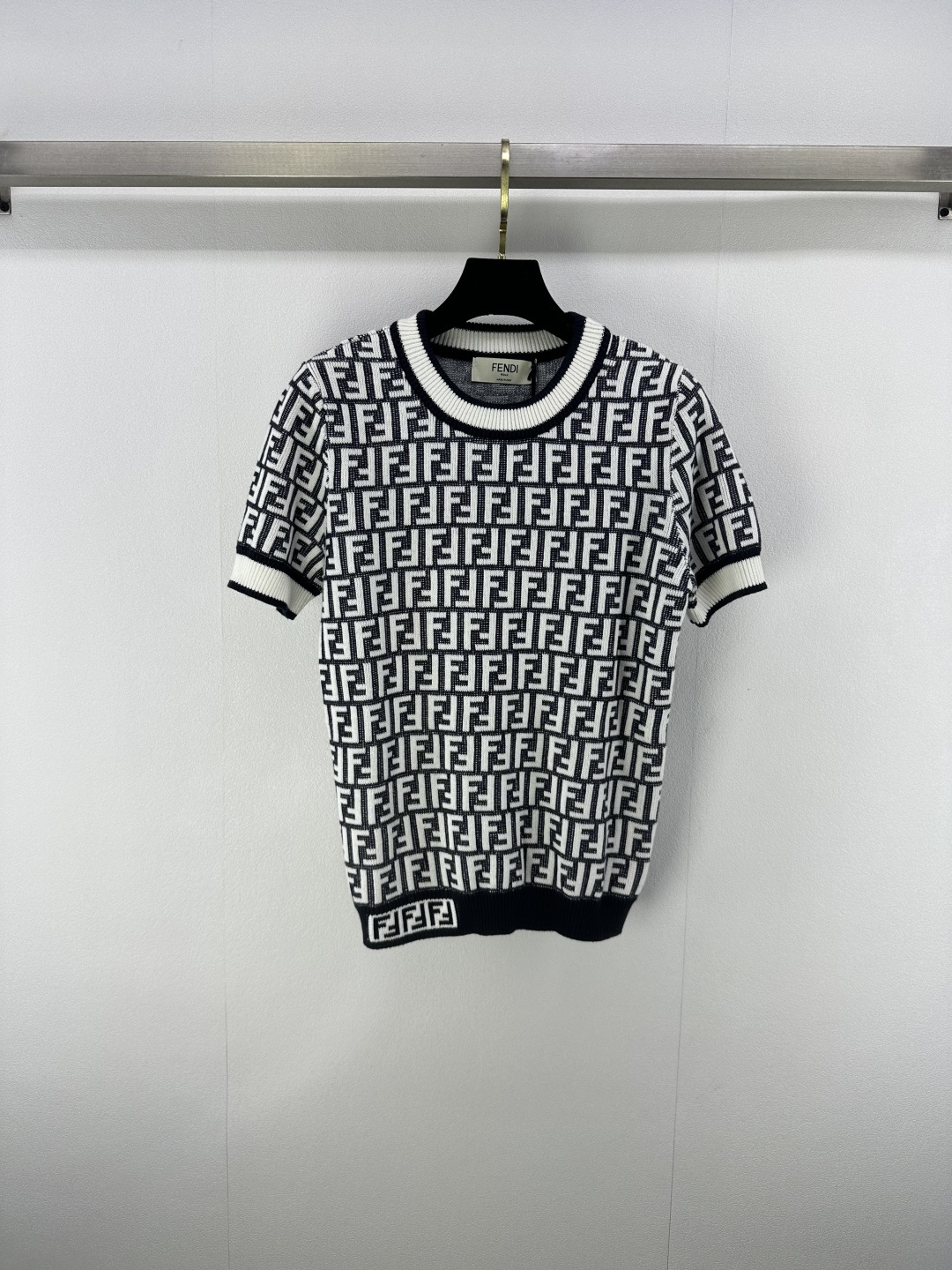 NO:456646,FEND* New Details 25 Early Fall Latest Letter Jacquard Knit Short Sleeve!  Customized wool yarn weaving, high-quality texture and breathable, knitted short-sleeved tailoring, the whole body uses fine crochet texture to outline the letter jacquard pattern to highlight the high-end feeling of outfit. The neckline hem is narrowed with elastic pit strips and threads. The design maintains a unified tone. The overall look is high-end and casual, highlighting the light luxury and fashionable temperament. The slim fit style makes the slim temperament suitable for retro and fashionable temperament!  2 color 3 code SML, fendi, T-shirt, alexander wang19860909FEND* 上新细节 25 早秋最新字母提花针织短袖！定制羊毛纱线织造 质感高级透气 针织短袖剪裁 通体利用细密钩针肌理勾勒字母提花图案 凸显穿搭高级感 领口衣摆以弹力坑条螺纹包边收窄 设计保持统一调性 整体造型高级休闲 凸显轻奢时髦气质 修身版型显瘦气质 适配复古时髦气质女神穿搭！ 2色3码SML,,fendi,T-shirt,alexander wang,Women's clothing