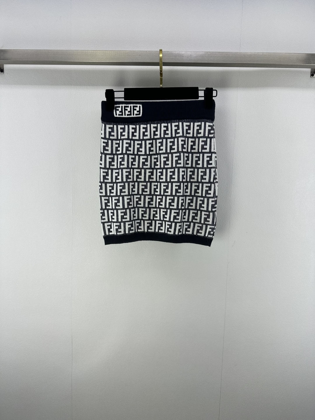 NO:456651,FEND* New Details 25 New jacquard knitted skirt in early autumn!  Custom imported yarn weaving, comfortable texture and full of elasticity, knitted short skirt tailoring, ready-made garments are wrapped with threads, narrowed, double F jacquard pattern, rich design highlights layers, the overall shape is high-end and crisp, creating a unique fashionable style of the brand, slim tailoring, highlighting the figure, hot and fashionable!  2 color 3 code SML, fendi, skirts, alexander wang19860909FEND* 上新细节 25 早秋新款提花针织短裙！定制进口纱线织造 质感舒适 弹力十足 针织短裙剪裁 成衣以螺纹包边收窄通体双F提花图案 设计丰富凸显层次 整体造型高级挺括 打造品牌特有时髦风格 修身剪裁 凸显身材 热辣时髦！ 2色3码SML,,fendi,skirts,alexander wang,Women's clothing