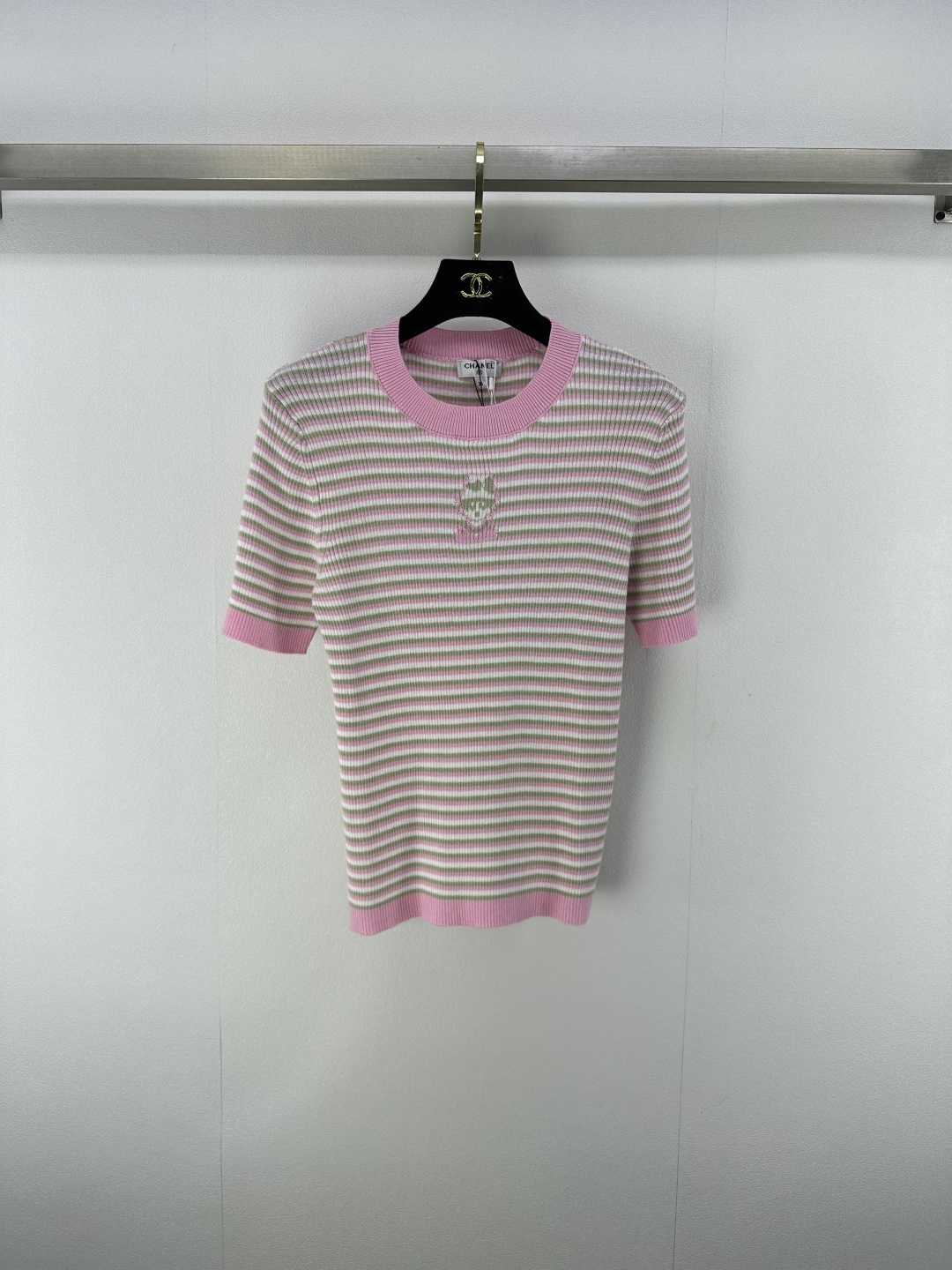 NO:456656,Chane* new details 25 New summer striped needle human head knitted short sleeves Customized YB cashmere yarn material Delicate texture Soft and comfortable Knitted short sleeve cut Three-dimensional cut adds exquisite tone Full body vertical knitted texture horizontal two-color interwoven striped pattern Chest embellishes cartoon-style head portrait Matched with elastic fabrics Fit fit the body and make it look slimmer and curved to show brand tone Versatile styles not picky about age skin tone Match with skirts and pants Adaptable to age-reducing fashionable retro style 2 colors 3 SML, chanel, skirts, T-shirt, alexander wang19860909Chane*上新细节 25 夏季新款条纹针人头织短袖 定制YB羊绒纱线材质 细腻肌理 柔软舒适 针织短袖裁剪 立体裁剪增添精致调性 通体竖条针织纹理横向两色交织条纹图案 胸口点缀卡通风格人头画像 搭配弹性十足的面料 贴合身型更显瘦显曲线美 展示品牌调性 百搭款式不挑年龄肤色 搭配裙装裤装 适配减龄时髦复古风格 2色3码SML,,chanel,skirts,T-shirt,alexander wang,Women's clothing