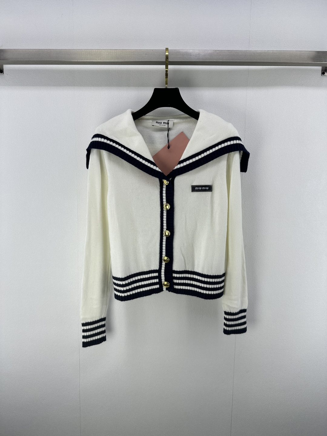 NO:456665,Miumi* new details 25 early autumn new V-neck rear shawl cardigan Navy neck contrast embroidered logo letters yb open mold logo metal button buttons Loose style top body looks very slim, simple and big brand super versatile 2 colors 3 codes SML, miumiu,shawls,alexander wang19860909Miumi*上新细节 25 早秋新款V领后披肩开衫 海军领撞色刺绣logo字母 yb开模logo金属扣纽扣 宽松版型上身非常显瘦 简约又大牌超百搭 2色3码SML,,miumiu,shawls,alexander wang,Women's clothing