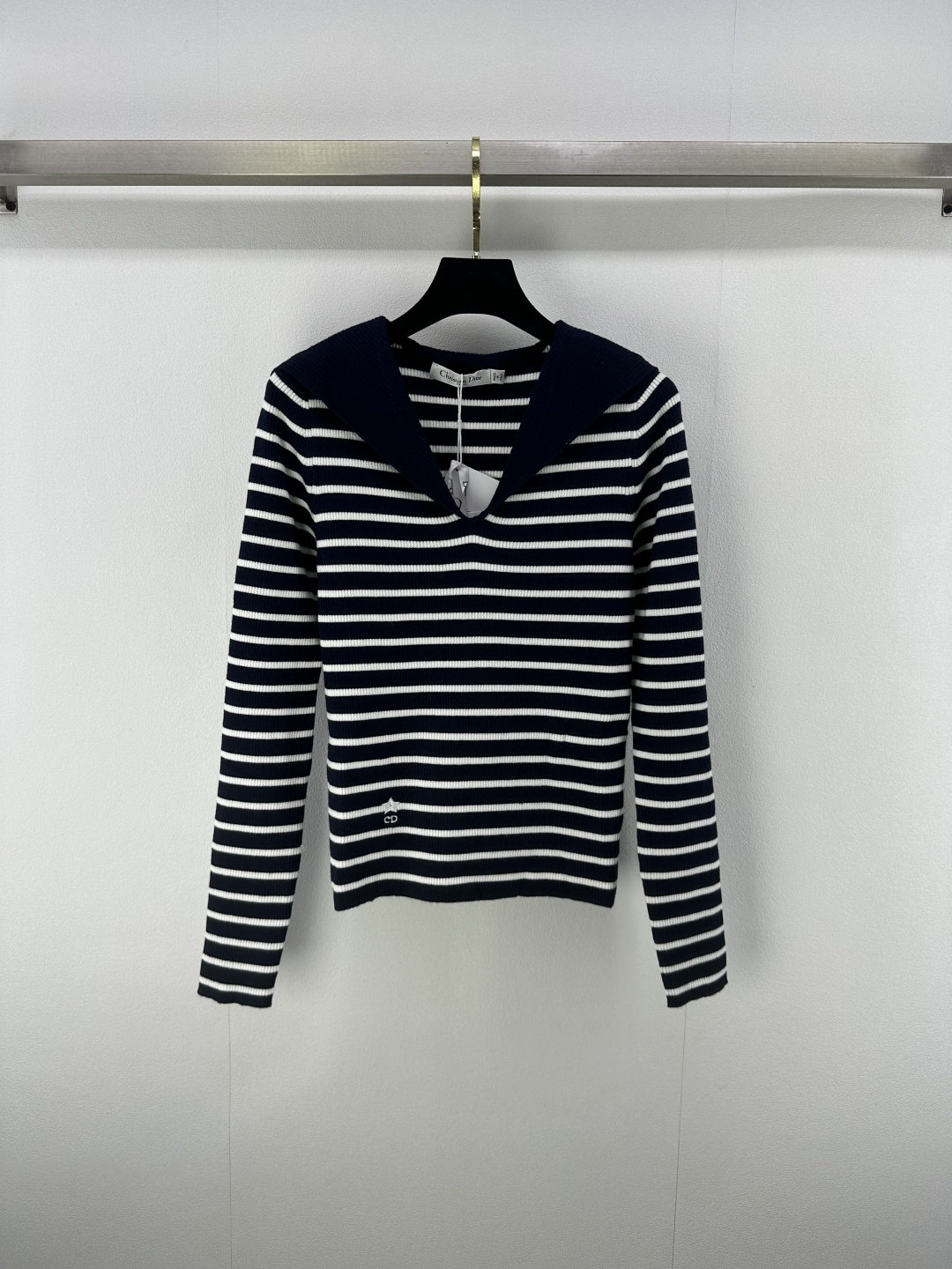 NO:456653,New details on Dio* 25 New autumn striped navy collar knitted long sleeves, striped contrasting colors, large shawl letters behind the back, fashionable and age-reducing, simple and elegant vertical pit strip texture, modify the body shape, soft and comfortable, strong breathability, everyday commuting OK. 1 color 3 SML,,dior,shawls,alexander wang19860909Dio*上新细节 25 秋季新款条纹海军领针织长袖 通体条纹撞色 背后披肩字母大翻领 时髦减龄 简约大方竖坑条肌理 修饰身形 手感柔软舒适 透气性强 日常通勤都ok. 1色3码SML,,dior,shawls,alexander wang,Women's clothing