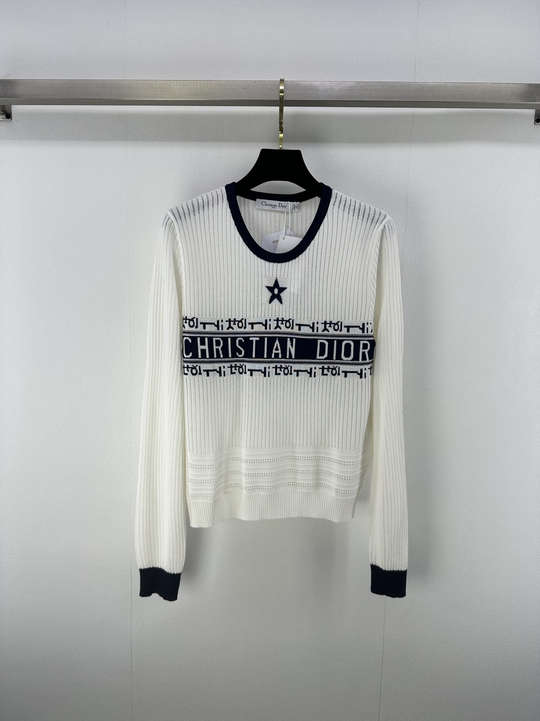 NO:456672,New details on Dio* 25 New autumn crochet pentagram letter knit long sleeves Customized YB silk yarn wool yarn woven delicate texture Soft and comfortable Knit long sleeve cuts Fine knitted thread contrasting edges to add exquisite tone Match with elastic fabrics Regular styles to create fashionable temperament Slimming and inclusive figure Vertical pit strips horizontal stripes knit crochet switch up and down The middle is decorated with letter logos and five-pointed star patterns to show brand tone Vertical styles not picky about age skin tones Match with skirts and trousers Aim to age-reducing fashionable retro style 2 colors 3 SML,,dior, skirts,alexander wang19860909Dio*上新细节 25 秋季新款钩花五角星字母针织长袖 定制YB丝毛纱线织造 细腻肌理 柔软舒适 针织长袖裁剪 通体细密针织 螺纹撞色包边增添精致调性 搭配弹性十足的面料 常规版型穿出时髦气质 显瘦包容身材 竖坑条横条纹编织钩针上下切换 中间以字母徽标和五角星图案装饰 展示品牌调性 百搭款式不挑年龄肤色 搭配裙装裤装 适配减龄时髦复古风格 2色3码SML,,dior,skirts,alexander wang,Women's clothing