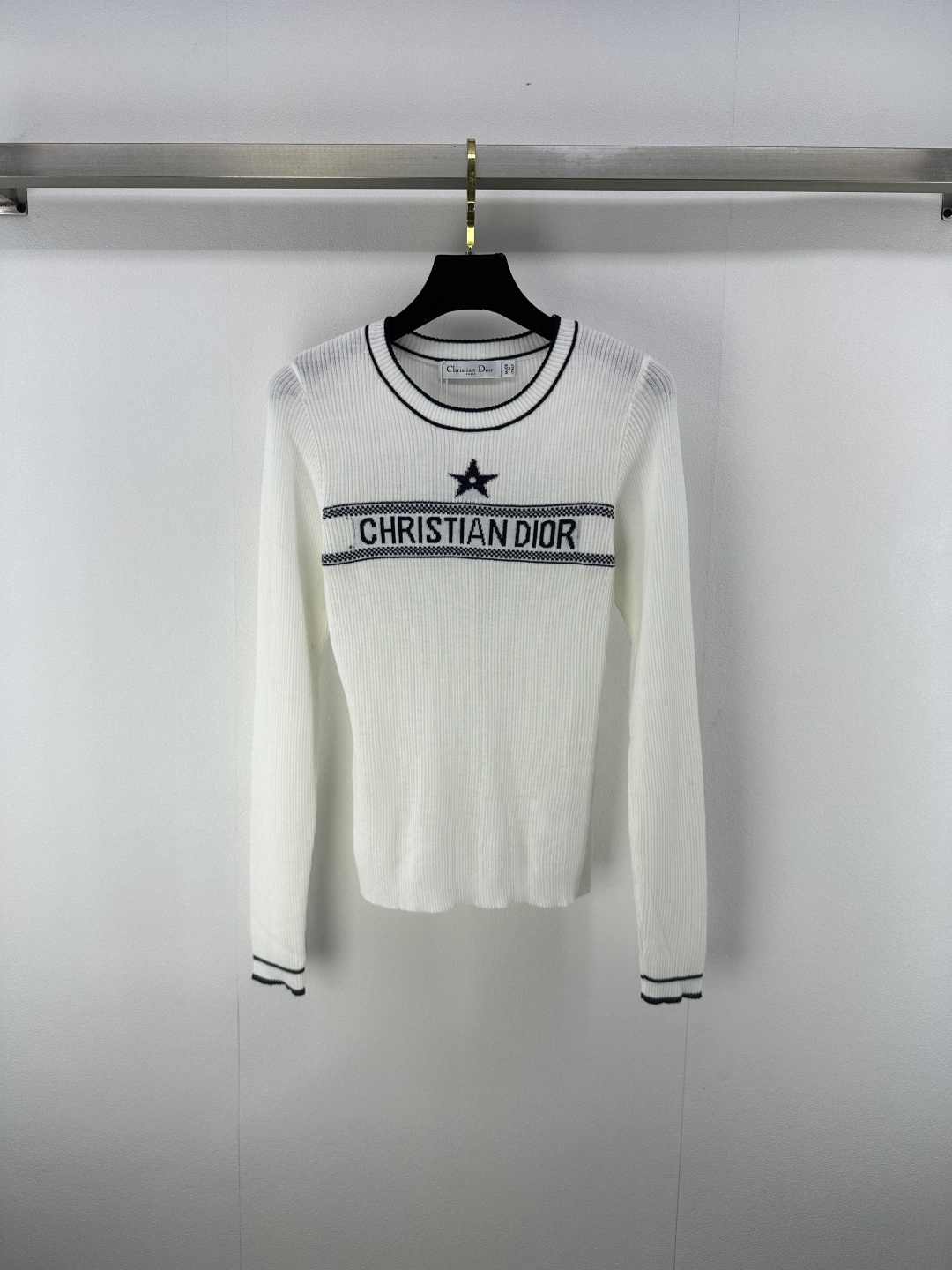 NO:456647,Dio* New Details 25 The latest round neck five-pointed star long sleeves in autumn!  Customized YB wool yarn weaving, high-quality texture, comfortable round neck knitted long-sleeved tailoring, two colors interwoven throughout the body, the base is positioned on the chest, the five-pointed star letter logo pattern is full, highlighting the brand's personality and highlighting the high-end feeling of outfit!  2 colors 3 codes SML, dior, alexander wang19860909Dio* 上新细节 25 秋季最新圆领五角星长袖！定制YB羊毛纱线织造 质感高级舒适 圆领针织长袖剪裁 通体两色交织打底胸前定位五角星字母徽标图案满铺 彰显品牌个性 凸显穿搭高级感！ 2色3码SML,,dior,alexander wang,Women's clothing