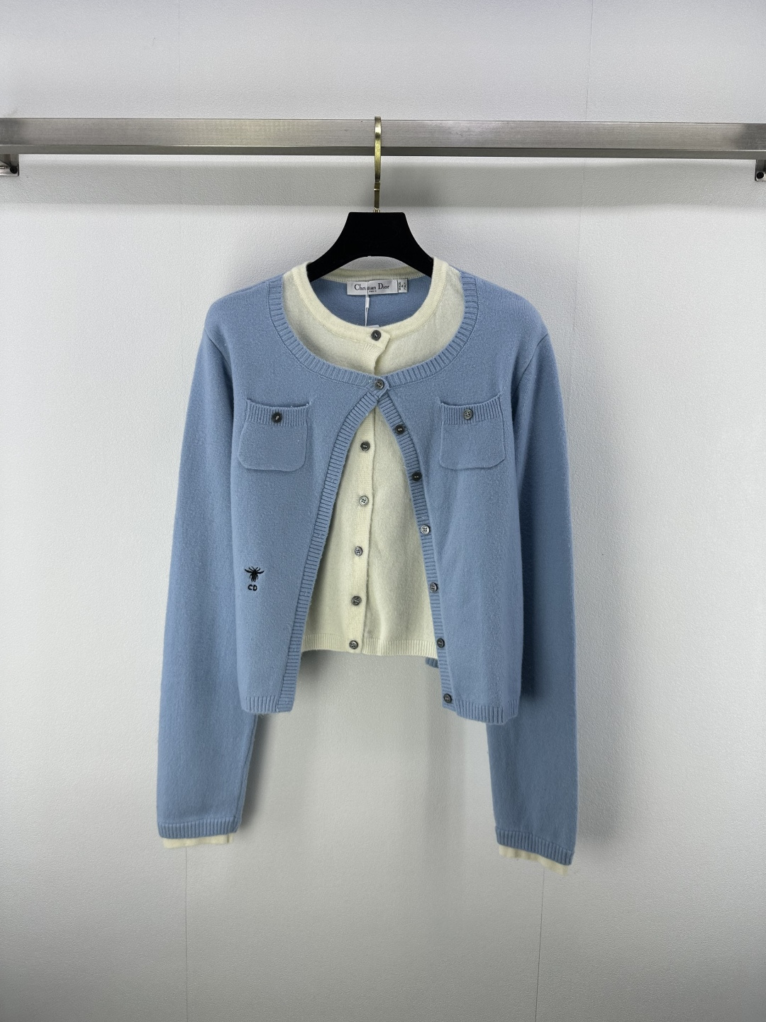 NO:456658,Dio* New Details 25 Spring and Summer Latest Fake Two-Piece Knitted Cardigan Long Sleeve!  Custom imported knitted material, soft and comfortable, fake two-piece style, rich design layering, brand logo embellishes on the chest to highlight the brand's high-end style, ready-made garments are comfortable and elastic, adding a lively atmosphere to the outfit. No need to deliberately add decorations, it can demonstrate the elegant and high-end brand tone!  2 colors 3 codes SML, dior, alexander wang19860909Dio* 上新细节 25 春夏最新假两件针织开衫长袖！定制进口针织材质 柔软舒适 假两件版型 设计层次感丰富 胸前点缀品牌徽标 彰显品牌高级格调 成衣舒适有弹力 为穿搭增添活泼气息 无需刻意加饰 即可彰显典雅高级的品牌调性！ 2色3码SML,,dior,alexander wang,Women's clothing