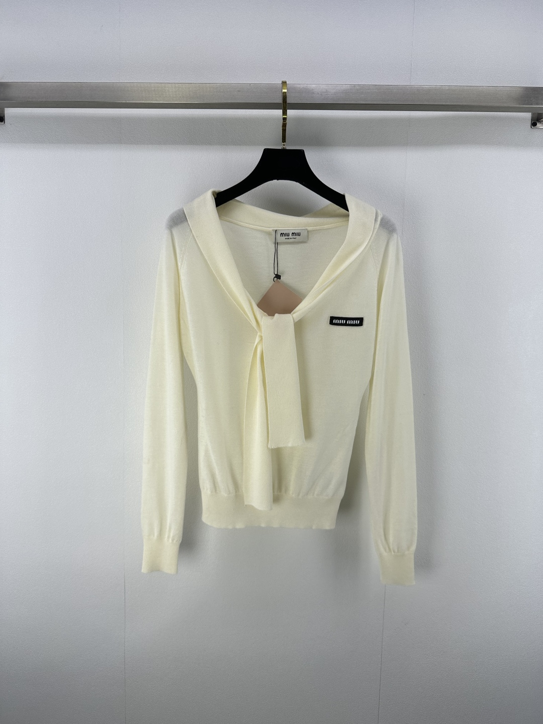 NO:456678,Miumi* new details 25 new V-neck lace-up long sleeves necklace bow full of high-end feeling, thin fabric upper body looks slim and fashionable and versatile 2 colors 3 size SML, miumiu, alexander wang19860909Miumi*上新细节 25 秋冬新款v领系带长袖 领口系带蝴蝶结高级感满满 轻薄面料上身显瘦时髦又百搭 2色3码SML,,miumiu,alexander wang,Women's clothing