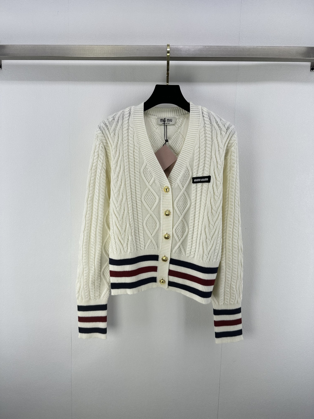 NO:456662,Miumi* new details 25 new V-neck contrasting cardigan in autumn and winter, college style knitted, the real color is super good, the three-bar design makes people look young and energetic, whoever wears them, the fabric is soft, comfortable and skin-friendly!  1 color 3 code SML., miumiu, alexander wang19860909Miumi*上新细节 25 秋冬新款v领撞色开衫 学院风针织 实物颜色超好看 三条杠的设计特别显年轻有活力 谁穿谁年轻 面料柔软舒适亲肤！ 1色3码SML.,,miumiu,alexander wang,Women's clothing