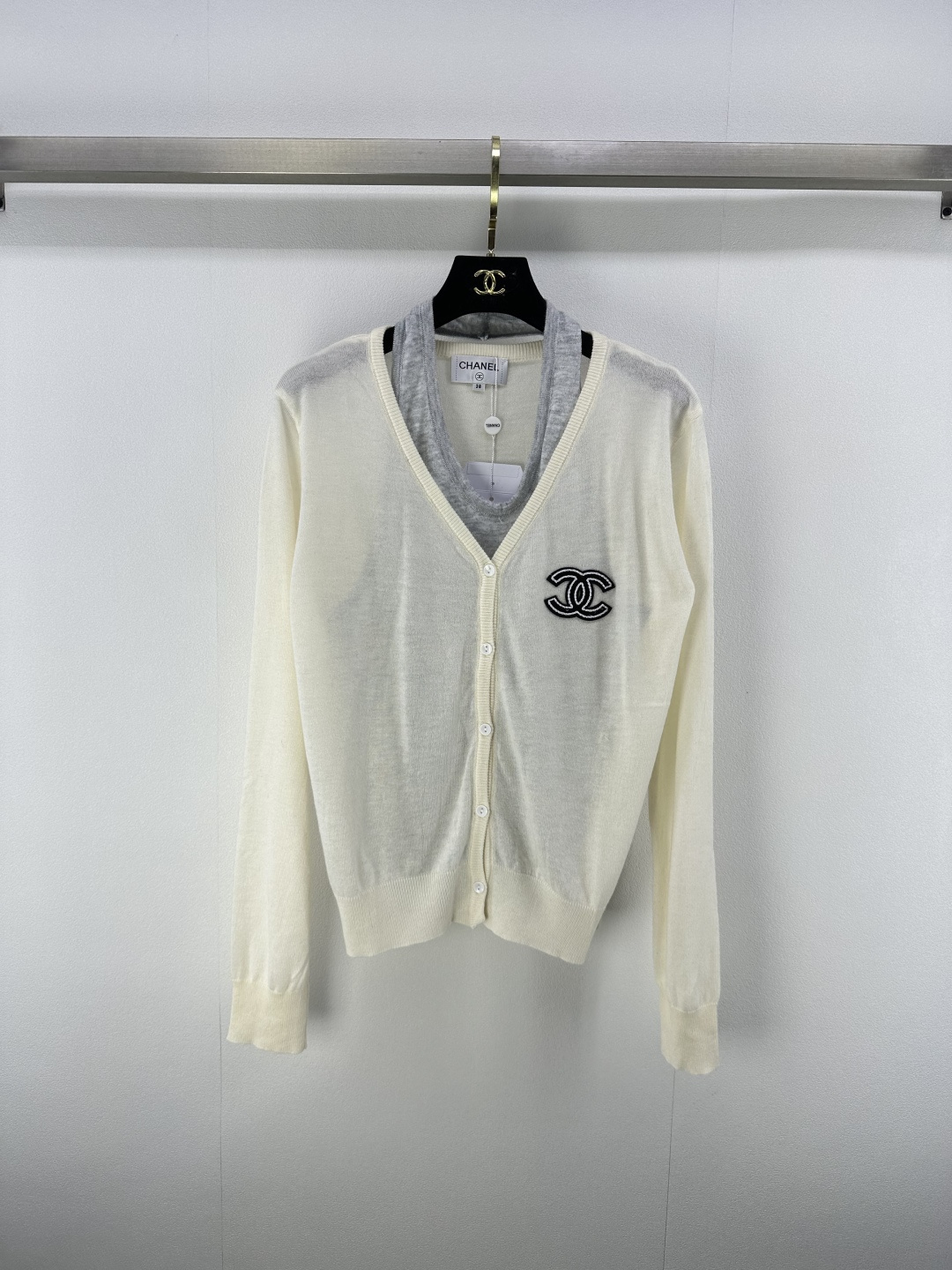 NO:456642,Chane* new details 25 Summer new halter v-neck cardigan Custom blended yarn weaving elastic and comfortable breathable and easy to wear Chest nail bead logo decoration Retro style Slim fit style Highlight body shape Playful and age-reducing You can easily control your daily trip or party 2 colors 3 codes SML, chanel, alexander wang19860909Chane*上新细节 25 夏季新款挂脖v领开衫 定制混纺纱线织造 弹力舒适 透气好穿 胸前钉珠logo装饰 复古风格强烈 修身版型 突显身材 俏皮减龄 日常出行或聚会轻松驾驭 2色3码SML,,chanel,alexander wang,Women's clothing