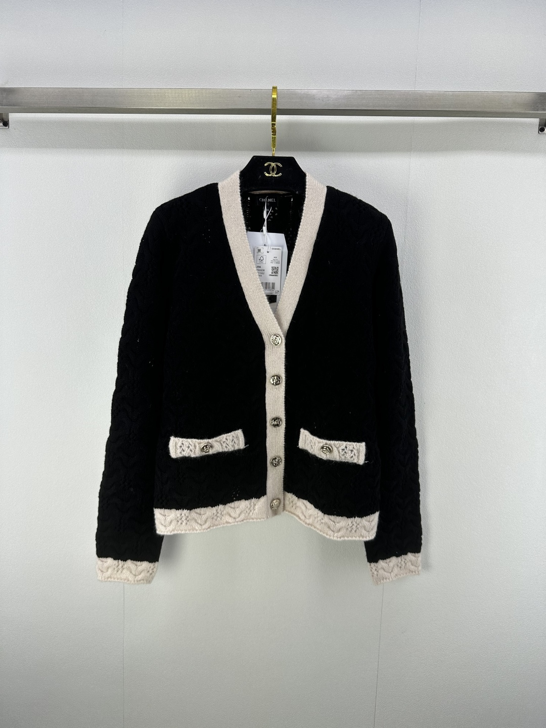 NO:457447,Chane* new details 25 New autumn black and white knitted v-neck cardigan Customized YB wool yarn woven texture high-quality comfortable and soft texture obvious texture highlights gentle temperament The neckline cuffs and hem are wrapped with white threads, forming a contrasting color collision with the large body plain black The whole body diamond wavy crochet texture highlights the brand tone The regular loose style does not pick on the body and age The design is durable The outfit is more advanced and relaxed The daily simple and versatile autumn and winter 1 color 3 code SML, chanel, alexander wang19860909Chane*上新细节 25 秋季新款黑白编织v领开衫 定制YB羊毛纱线织造 质感高级 舒适柔软 肌理明显 突出温柔气质 领口袖口和衣摆均以白色螺纹包边 与大身素黑形成撞色碰撞 通体菱格波浪钩织纹理 彰显品牌调性 常规松身版型不挑身材年龄 设计耐看 穿搭愈发高级松弛 秋冬日常简约百搭款 1色3码SML,,chanel,alexander wang,Women's clothing