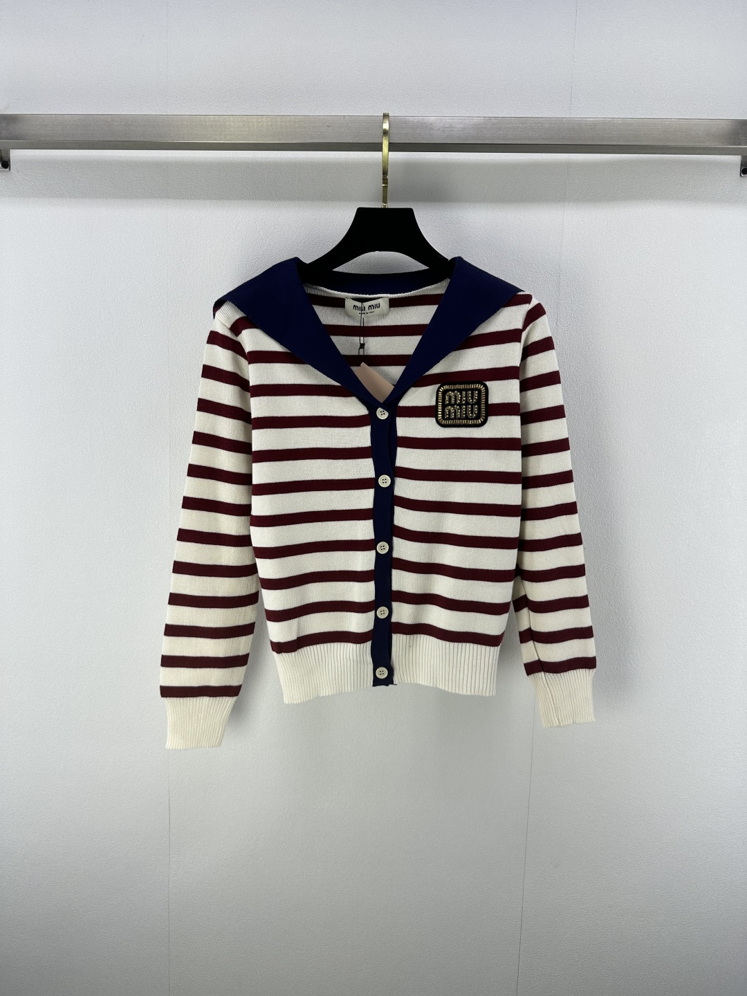 NO:456682,Miumi* new details 25 autumn new knitted navy neck v-neck cardigan navy lapel letter logo jacquard decoration chest metal logo classic inter-color striped splicing design metal button embellishment high-end fashionable and versatile 2 colors 3 codes SML, miumiu, alexander wang19860909Miumi*上新细节 25 秋季新款针织海军领v领开衫 海军翻领字母logo提花装饰 胸前金属徽标 经典间色条纹拼接设计 金属纽扣点缀 高级时髦百搭 2色3码SML,,miumiu,alexander wang,Women's clothing