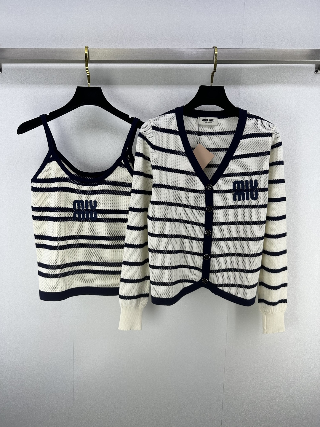 NO:456638,Miumi* New Details 25 The latest two-piece set for autumn, suspender striped vest + v-neck knit cardigan!  The embroidered logo is sexy and sweet. It is refreshing and not stuffy in summer. It is simple and energetic when going out on the street every day!  2 color 3 codes sML, miumiu, alexander wang19860909miumi*上新细节 25 秋季最新两件套套装 吊带条纹背心+v领针织开衫！撞刺绣logo 性感不失甜美 夏日清爽不闷热,日常出街简单又具有活力！ 2色3码sML,,miumiu,alexander wang,Women's clothing