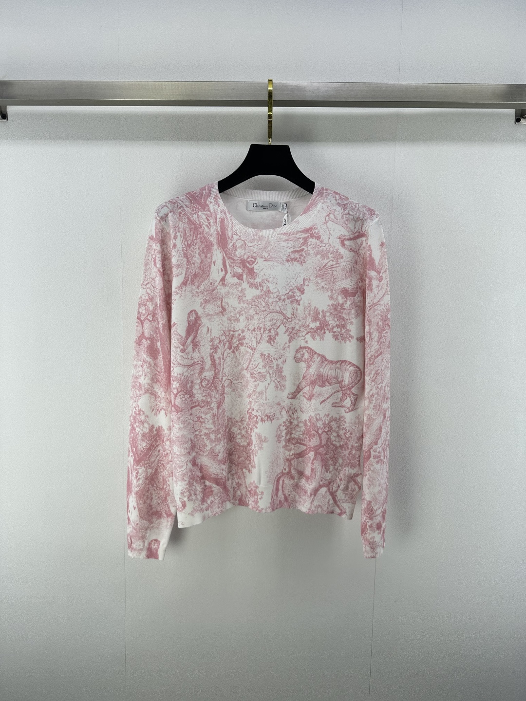 NO:457457,Dio* New Details 25 Autumn MissD Female Temperament iviera Animal Jungle Knitted Long Sleeves!  The classic style is versatile and not picky, with high-end French style and elegant temperament, imported high-end density yarn Swiss machine double-woven knitted yarn, making the upper body look slim and tall!  2 colors 3 codes SML, dior, alexander wang19860909Dio*上新细节 25 秋季MissD 名媛气质 iviera动物丛林针织长袖！经典版型百搭不挑人,高级色调法式优雅气质,进口高支密度纱线瑞士机双织工艺针织纱线,上身显瘦又高挑！ 2色3码SML,,dior,alexander wang,Women's clothing