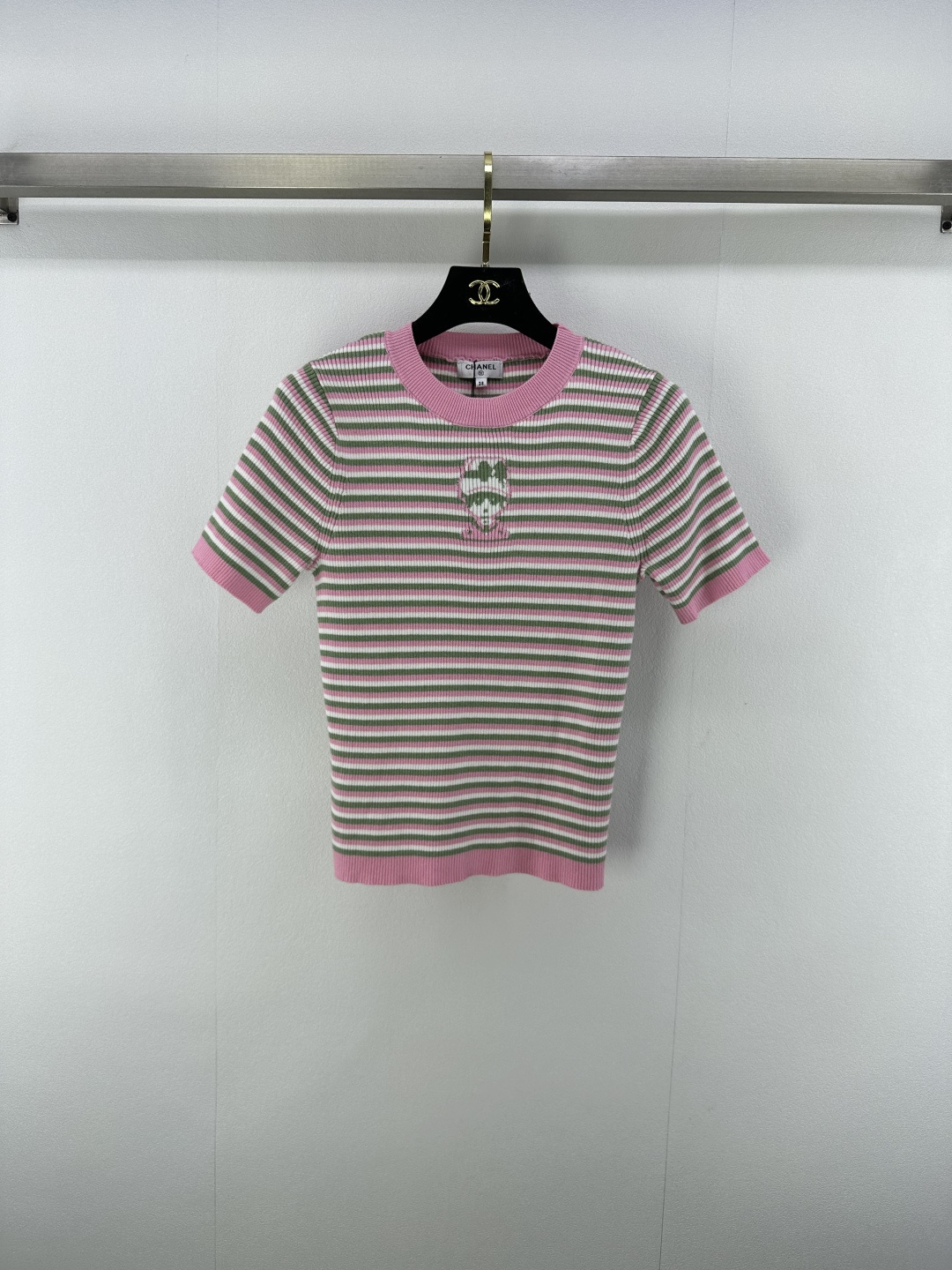 NO:457422,Chane* new details 25 New summer striped needle human head knitted short sleeves Customized YB cashmere yarn material Delicate texture Soft and comfortable Knitted short sleeve cut Three-dimensional cut adds exquisite tone Full body vertical knitted texture horizontal two-color interwoven striped pattern Chest embellishes cartoon-style head portrait Matched with elastic fabrics Fit fit the body and make it look slimmer and curved to show brand tone Versatile styles that are not picky about age skin tone Match with skirts and pants Adaptable to age-reducing fashionable retro style 2 colors 3 SML, chanel, skirts, T-shirt, alexander wang19860909Chane*上新细节 25 夏季新款条纹针人头织短袖 定制YB羊绒纱线材质 细腻肌理 柔软舒适 针织短袖裁剪 立体裁剪增添精致调性 通体竖条针织纹理横向两色交织条纹图案 胸口点缀卡通风格人头画像 搭配弹性十足的面料 贴合身型更显瘦显曲线美 展示品牌调性 百搭款式不挑年龄肤色 搭配裙装裤装 适配减龄时髦复古风格 2色3码SML,,chanel,skirts,T-shirt,alexander wang,Women's clothing