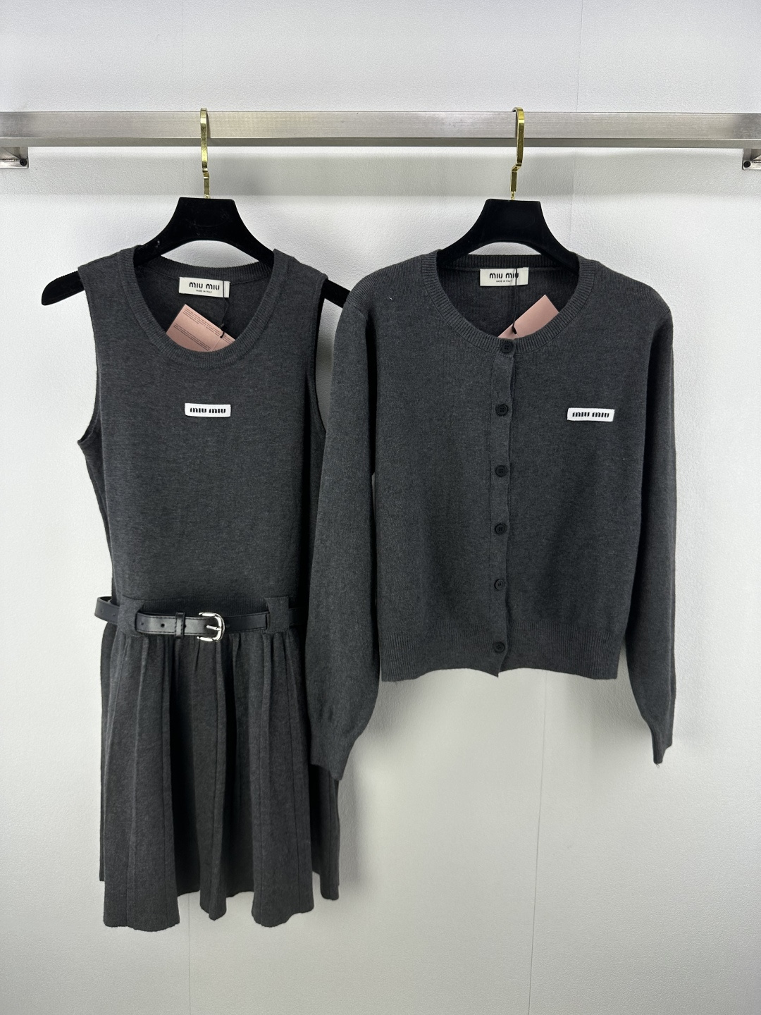 NO:457434,Miumi* New Details 25 Latest Two-Piece Set for Fall Belt Vest Dress + Round Neck Cardigan!  The logo logo on the chest is sexy and sweet. It is simple and energetic when going out on the street every day!  2 color 3 code SML, miumiu, skirts, alexander wang19860909Miumi*上新细节 25 秋季最新两件套套装 腰带背心裙+圆领开衫！胸口撞色logo徽标 性感不失甜美 日常出街简单又具有活力！ 2色3码SML,,miumiu,skirts,alexander wang,Women's clothing