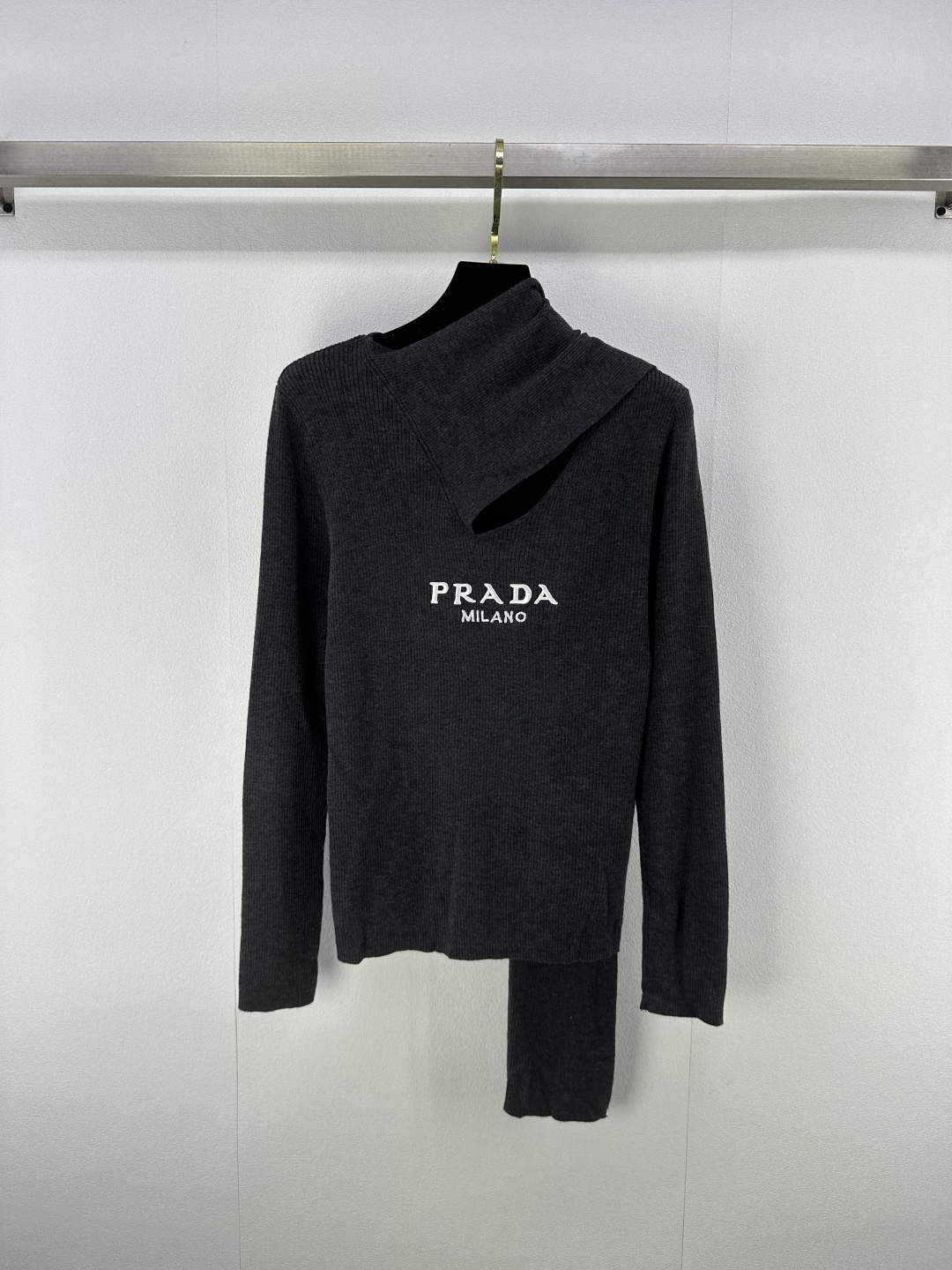 NO:458026,New details on Prad* 25 New round necklace long sleeves in autumn and winter necklace design full of high-end embroidery logo exquisite, thin fabric upper body looks slim and fashionable and versatile 3 colors and 3 sizes SML, prada, alexander wang19860909Prad*上新细节 25 秋冬新款圆领系带长袖 领口系带设计高级感满满 刺绣logo精致 轻薄面料上身显瘦时髦又百搭 3色3码SML,,prada,alexander wang,Women's clothing