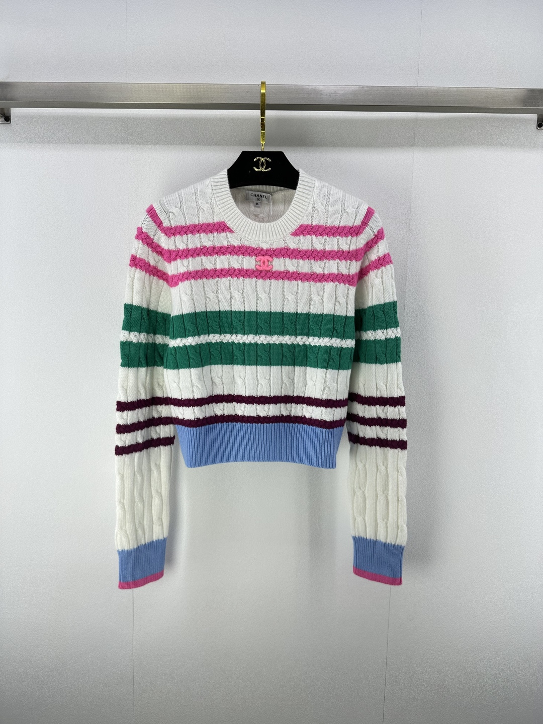 NO:457439,Chane* new details 25 New autumn and winter knitted round neck long sleeves Color contrasting logo Contrast color twists have texture, the upper body does not look bloated, the fabric is very comfortable to wear ~ 2 colors 3 SML., chanel, alexander wang19860909Chane*上新细节 25 秋冬新款针织彩色圆领长袖 彩色系撞色logo 撞色麻花有肌理感 上身不显臃肿 面料贴身穿都很舒服～ 2色3码SML.,,chanel,alexander wang,Women's clothing