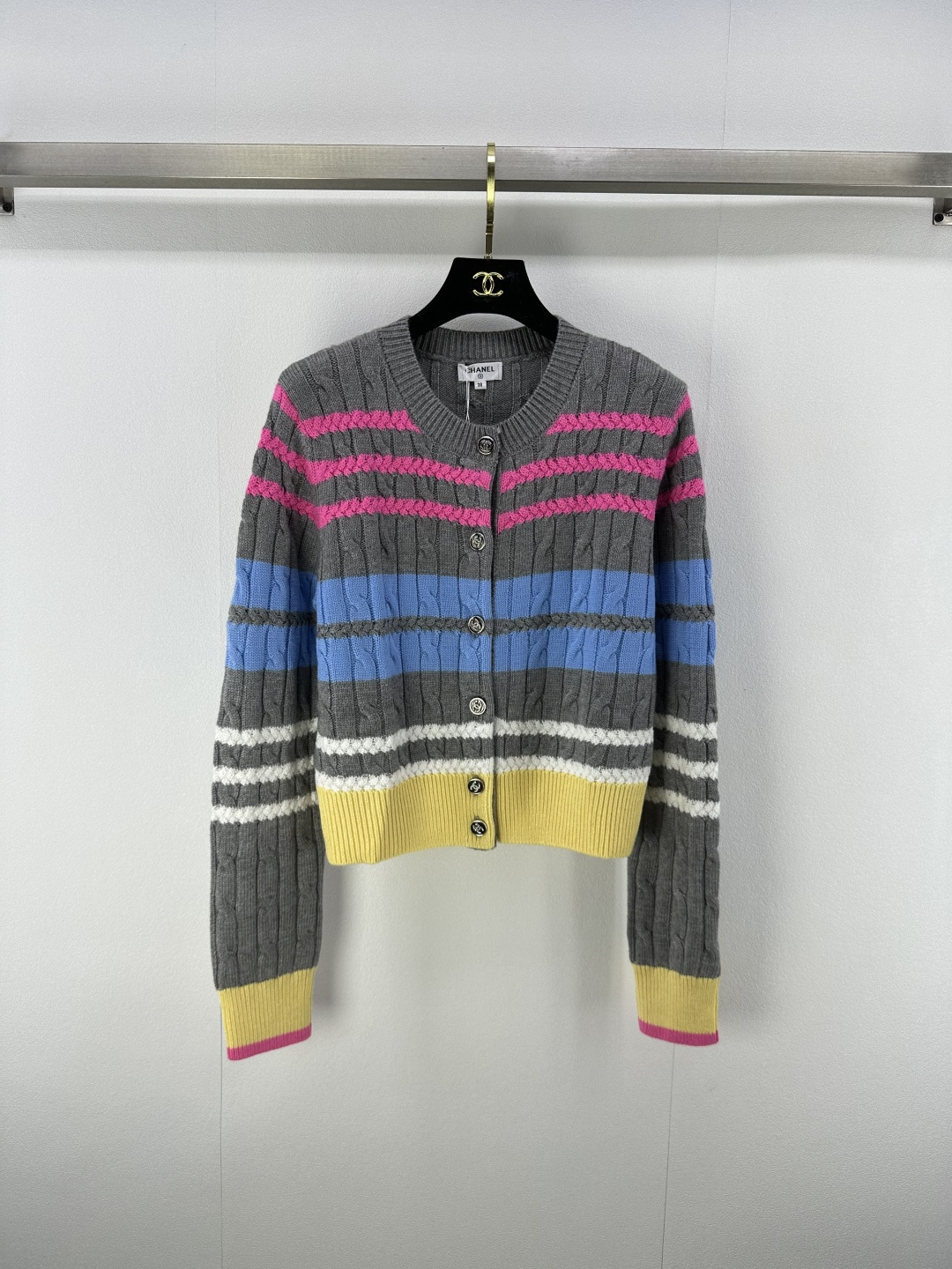 NO:457444,Chane* new details 25 New knitted round-neck cardigan in autumn and winter, custom diamond buckles, contrasting twists have texture, the upper body does not look bloated, the fabric is very comfortable to wear~ 2 colors, 3 sizes, SML., chanel, alexander wang19860909Chane*上新细节 25 秋冬新款针织彩色圆领开衫 彩色系定制钻扣 撞色麻花有肌理感 上身不显臃肿 面料贴身穿都很舒服～ 2色3码SML.,,chanel,alexander wang,Women's clothing