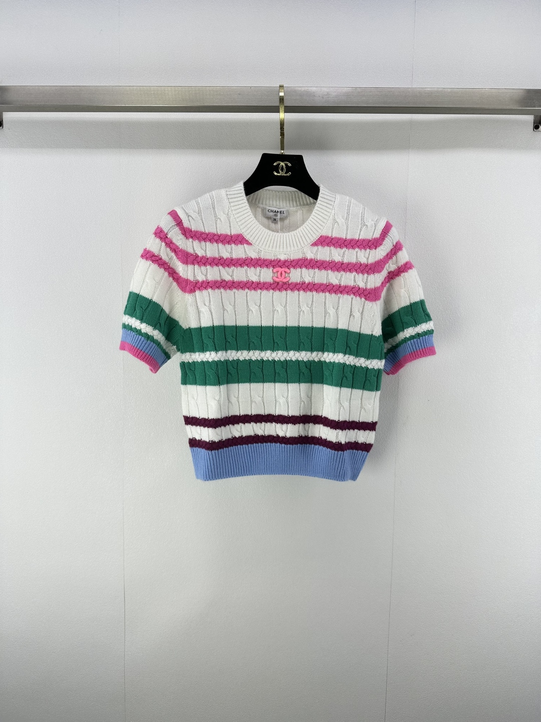 NO:457455,Chane* new details 25 new knitted round neck short sleeves in autumn and winter color contrasting logo contrasting color twists have texture, the upper body does not look bloated, the fabric is very comfortable to wear with close body~ 2 colors 3 SML, chanel, T-shirt, alexander wang19860909Chane*上新细节 25 秋冬新款针织彩色圆领短袖 彩色系撞色logo 撞色麻花有肌理感 上身不显臃肿 面料贴身穿都很舒服～ 2色3码SML,,chanel,T-shirt,alexander wang,Women's clothing