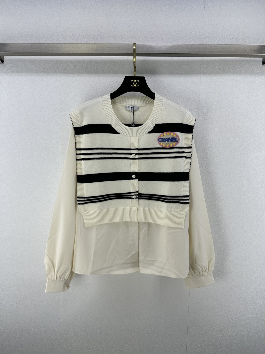 NO:457464,Chane* New details 25 New autumn round neck spliced ​​long sleeves knitted striped color-blocking slim fit and slim fabric soft and comfortable hem shirt design adds a girlish look!  2 colors 3 codes SML, chanel, alexander wang19860909Chane* 上新细节 25 秋季新款圆领拼接长袖 针织条纹拼色修身显瘦 面料软糯舒适 下摆衬衣设计 增添造型感少女风！ 2色3码SML,,chanel,alexander wang,Women's clothing