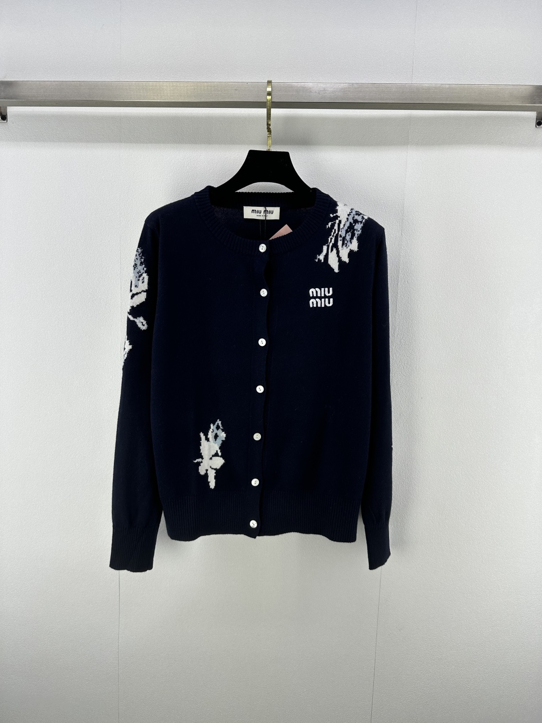 NO:458029,Miumi* new details 25 New autumn round-neck flower cardigan Customized YB wool yarn wool yarn wool texture delicate soft and comfortable round-neck long-sleeved knitted cardigan tailoring neck hem cuffs spiral edging delicate and soft contrast with the flower pattern on the chest. College style adds youthful atmosphere and highlights the brand tone. Literary and artistic color matching shows British style. Essential outfits for dates and commuting. 3 colors and 3 codes SML, miumiu, alexander wang19860909Miumi*上新细节 25 秋季新品圆领花朵开衫 定制YB羊毛纱线织造 质感细腻 柔软舒适 圆领长袖针织开衫剪裁 领口衣摆袖口螺旋纹包边 细致柔软 与胸前花朵图案撞色 学院风增加青春气息 彰显品牌调性 文艺感配色尽显英伦风情 约会通勤必备穿搭 3色3码SML,,miumiu,alexander wang,Women's clothing